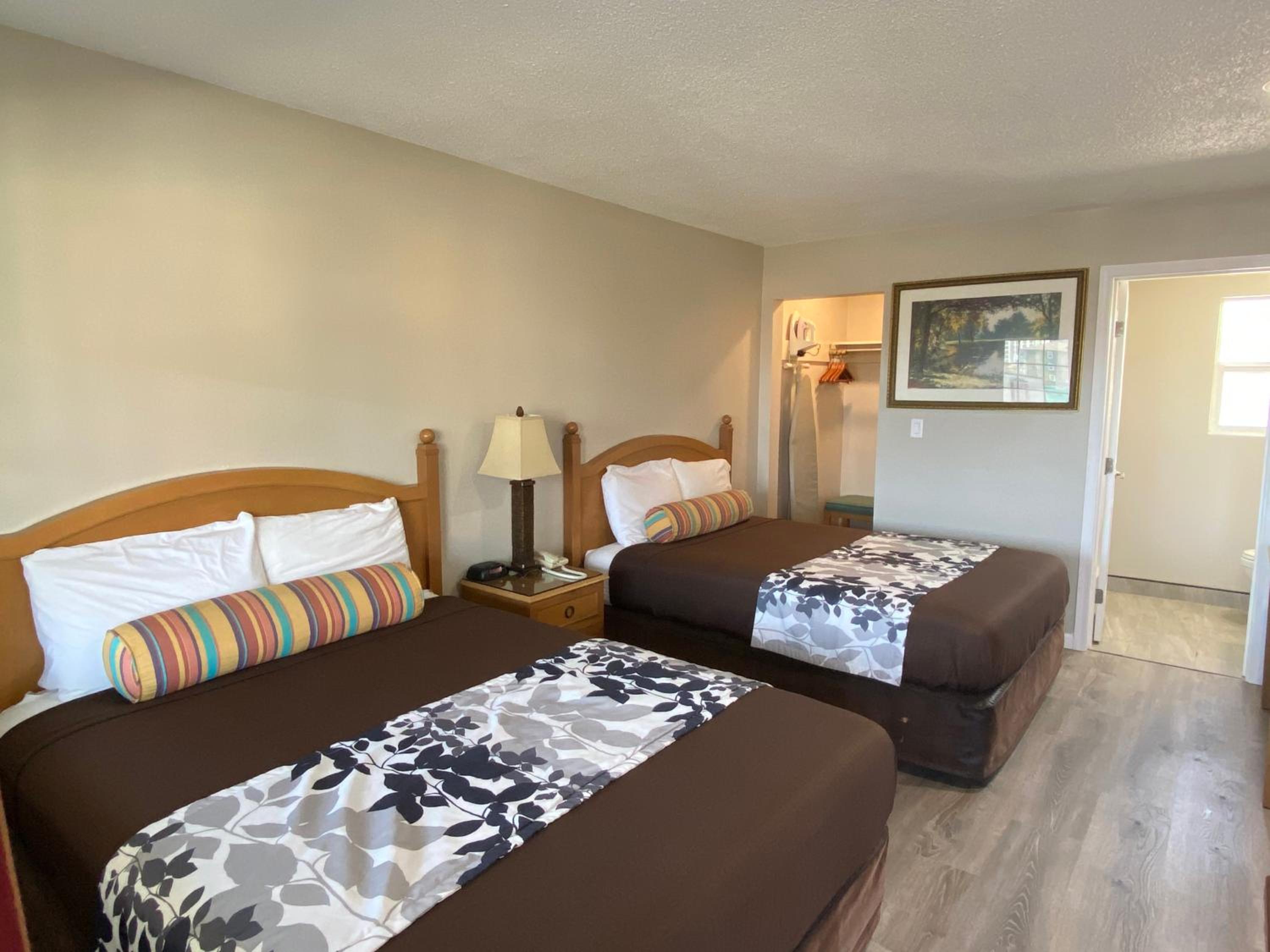 Queen Room with Two Queen Beds - Non-Smoking - Photo 3