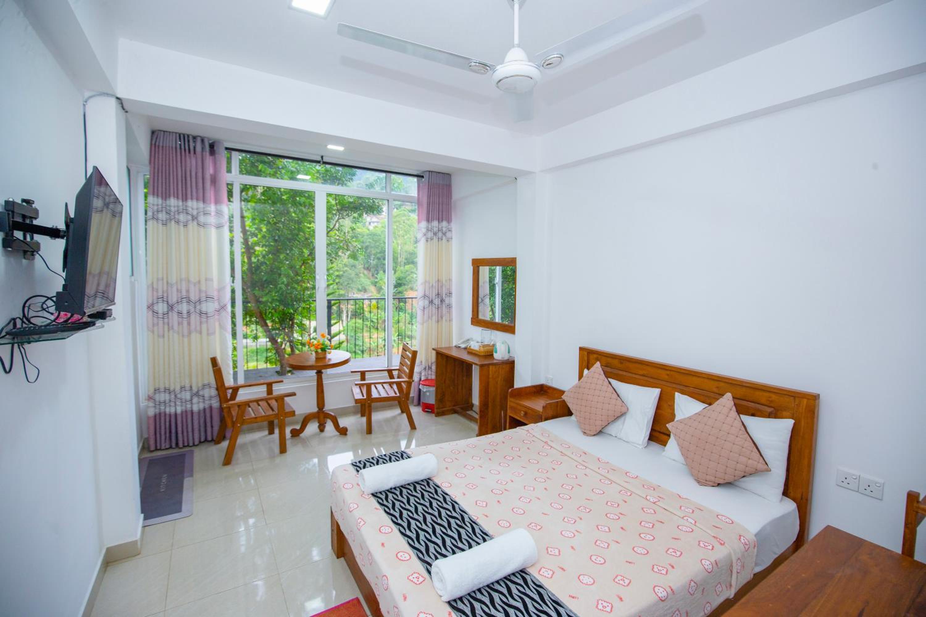Deluxe Room - Photo 11