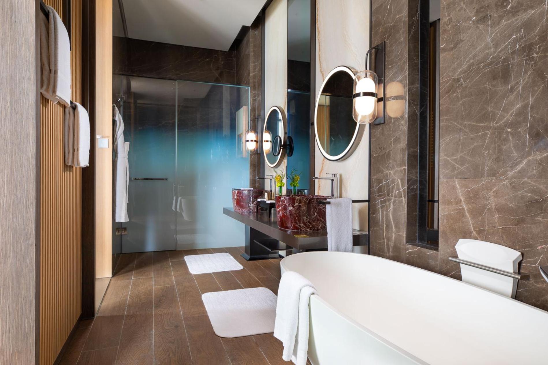 Deluxe Suite - Photo 9