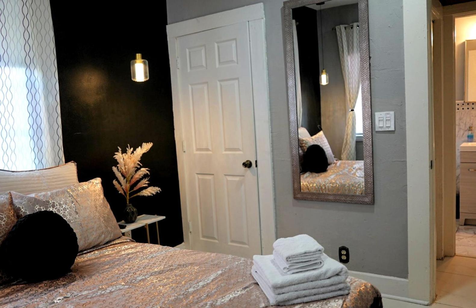 Deluxe Queen Suite photo 3