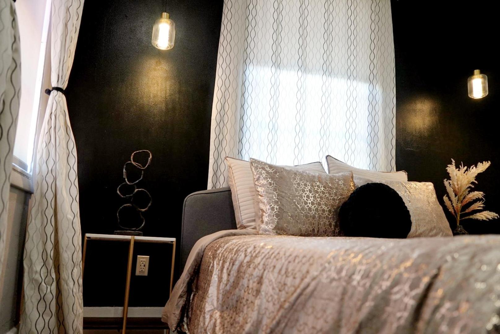 Deluxe Queen Suite photo 2
