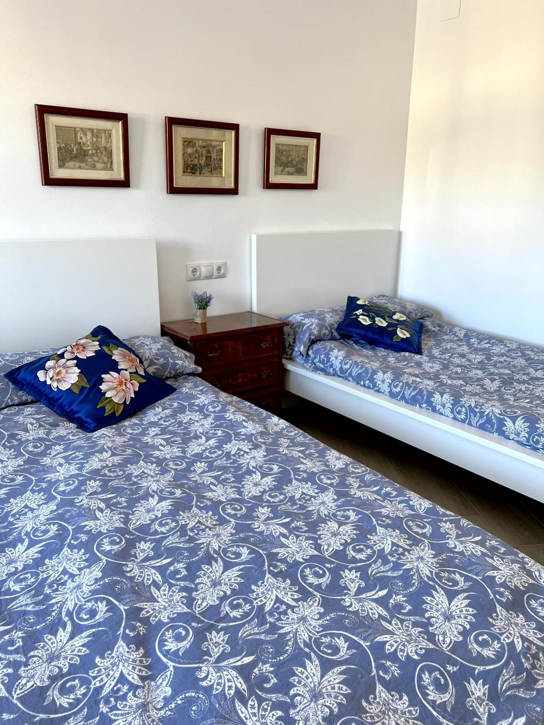 Apartamento de cuatro habitaciones con balcón