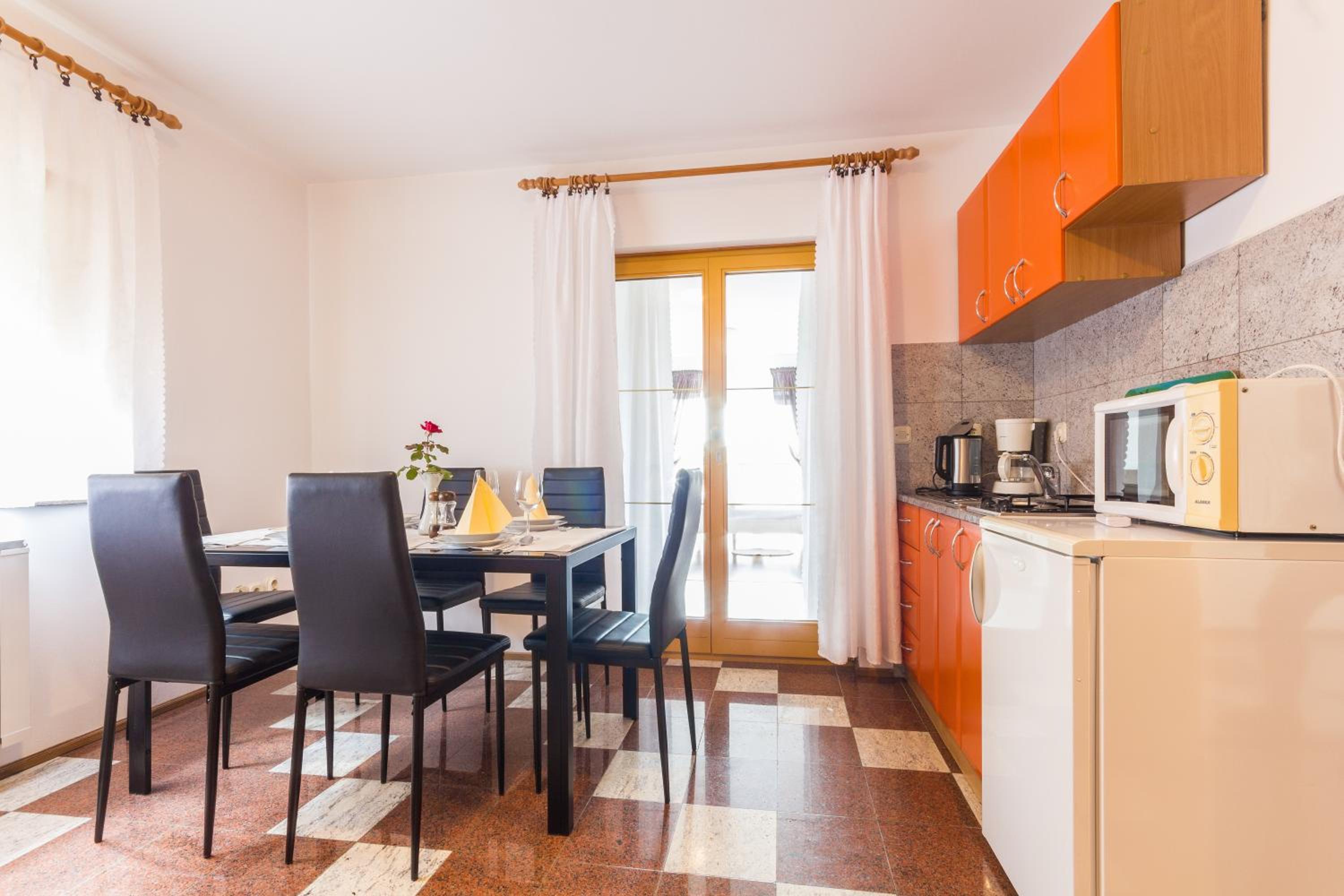 Two-Bedroom Apartment (6 Adults)