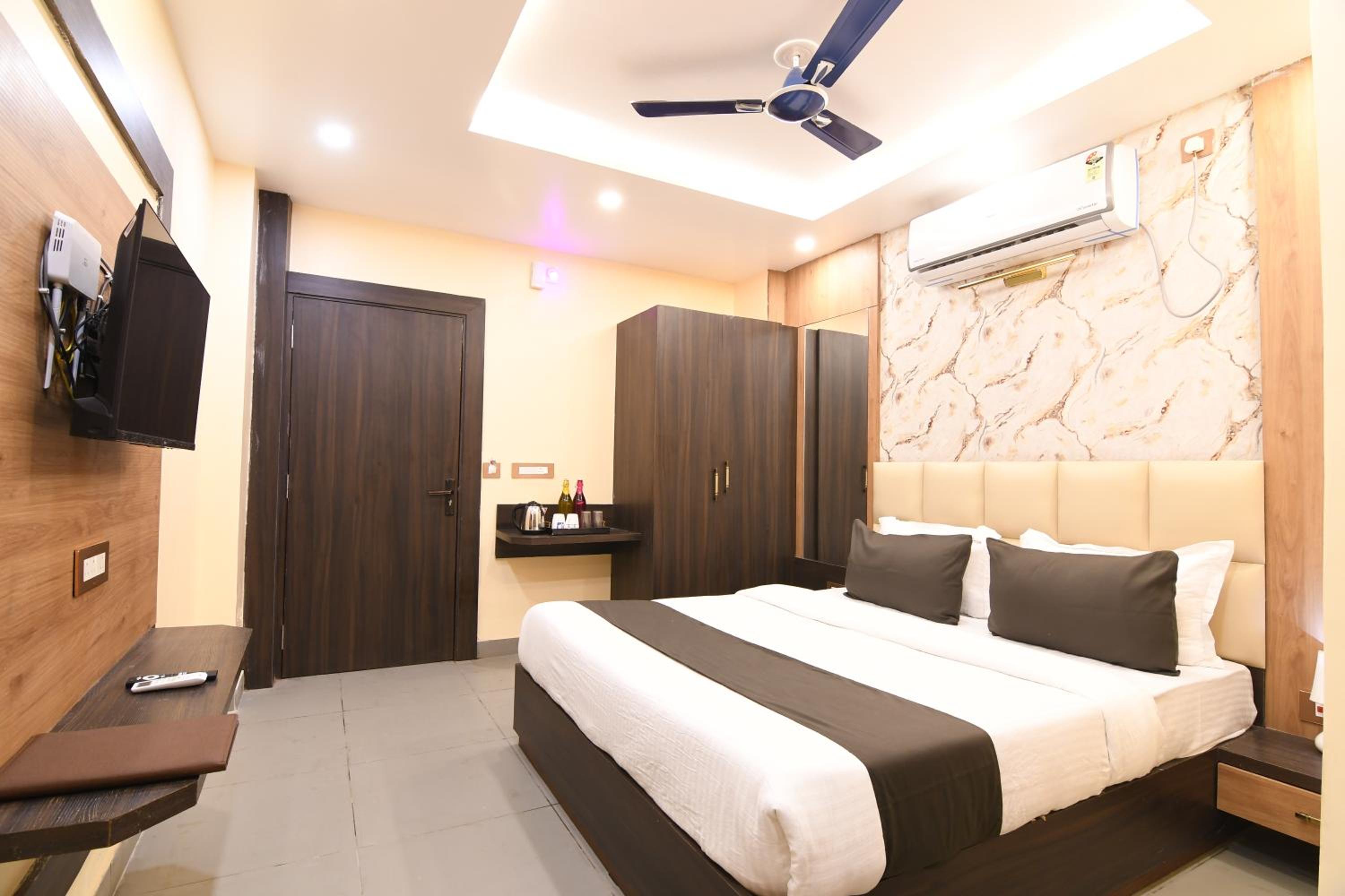 Deluxe Room - Photo 8