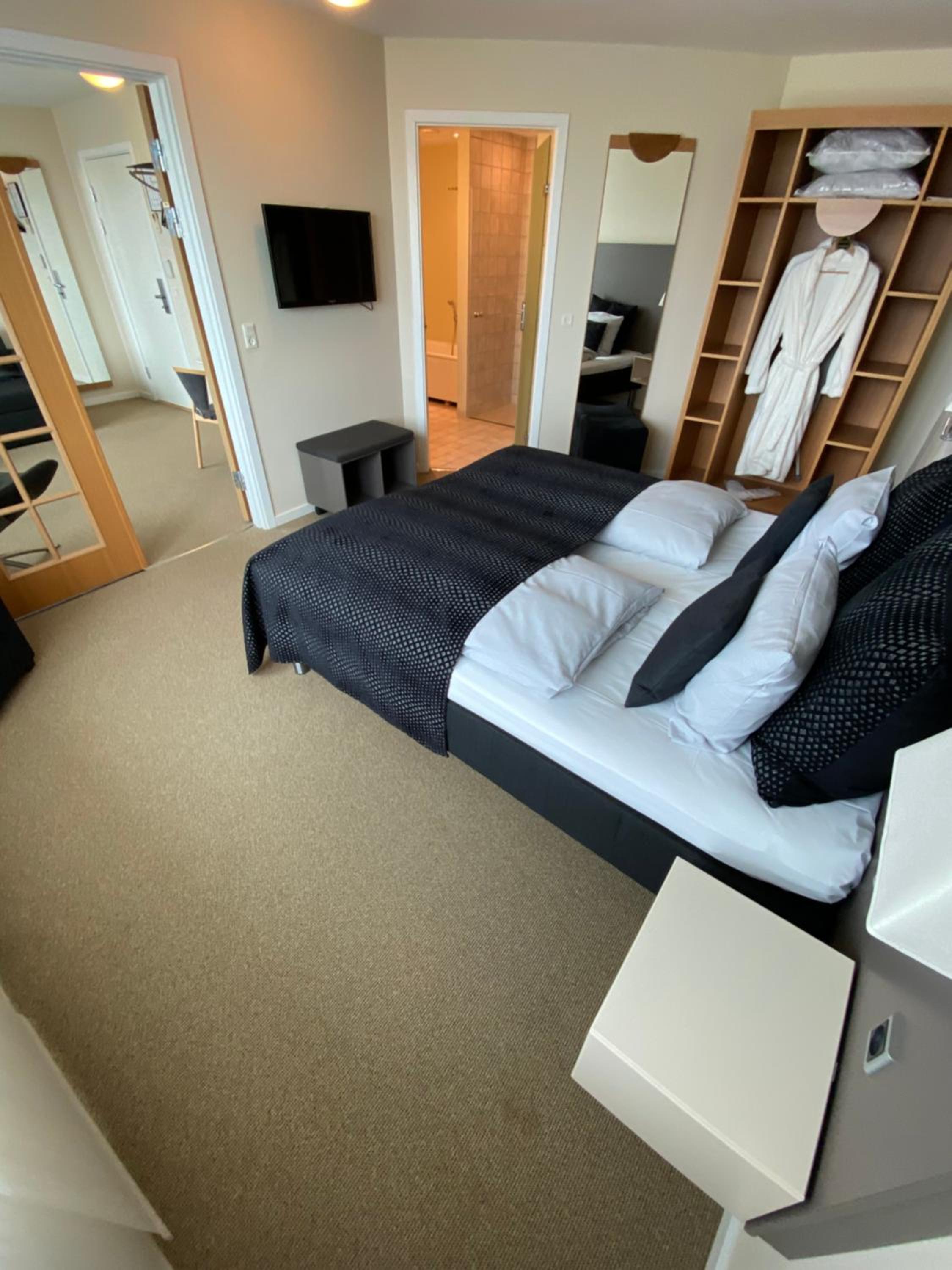 Suite - Photo 1
