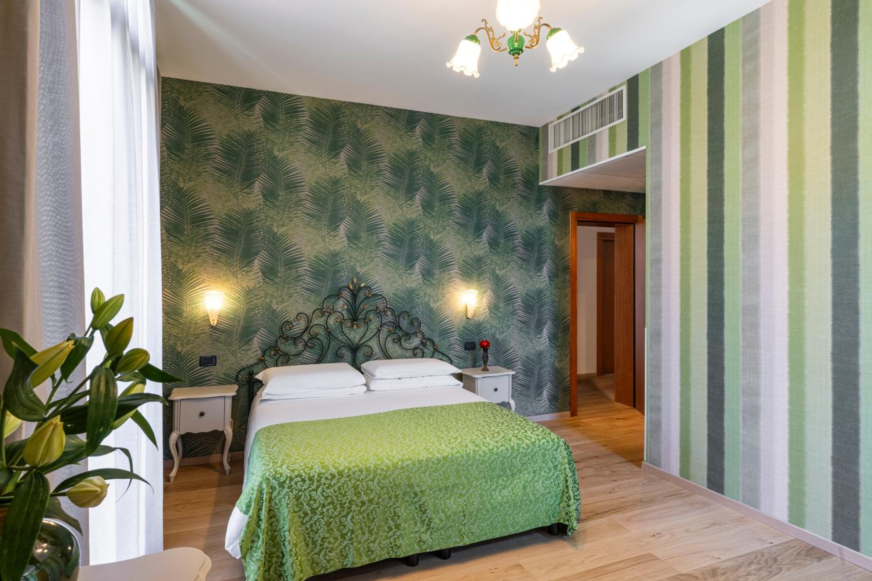 Standard Double Room - Photo 12