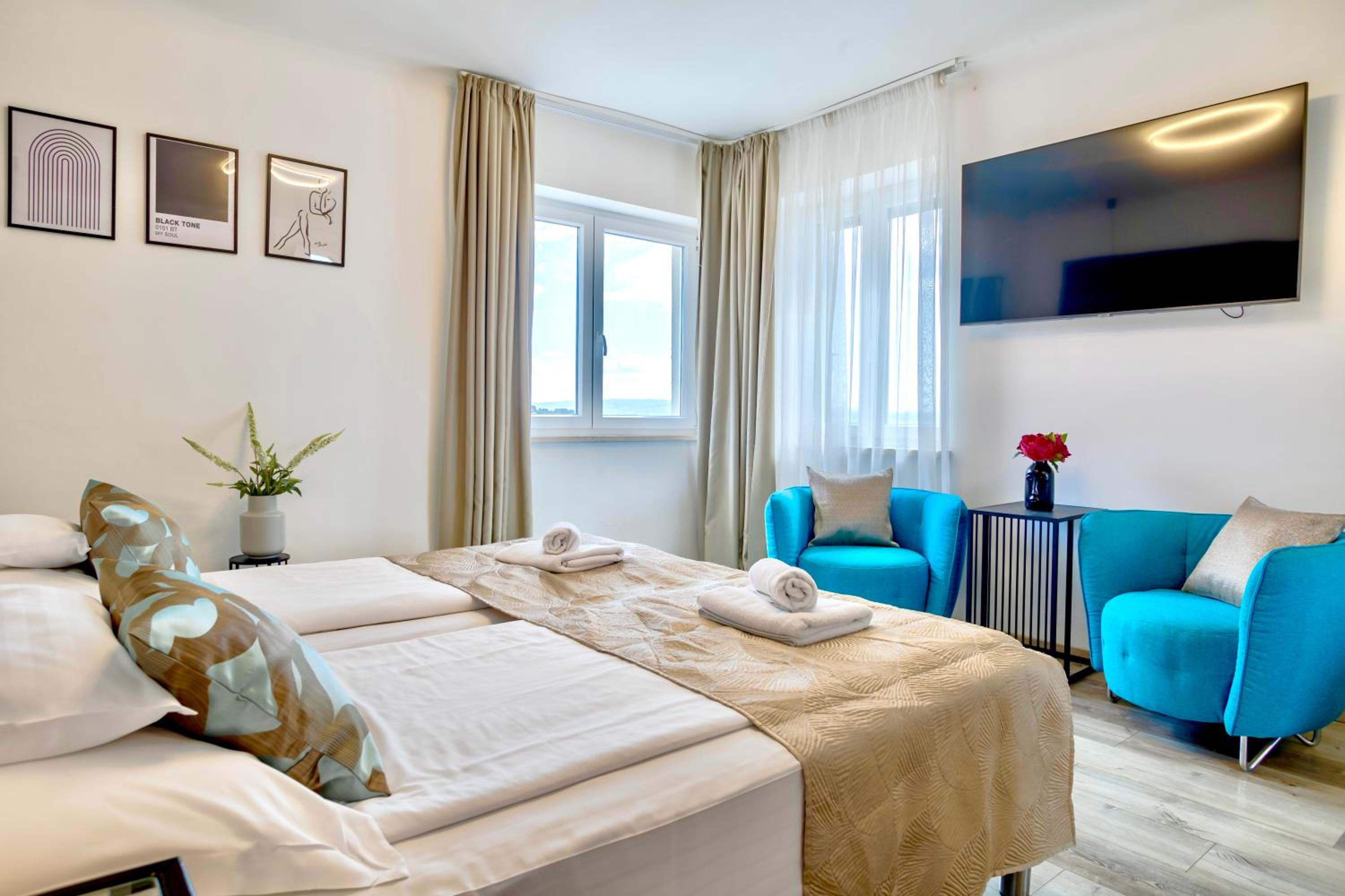Deluxe Two-Bedroom Apartment with Sea View