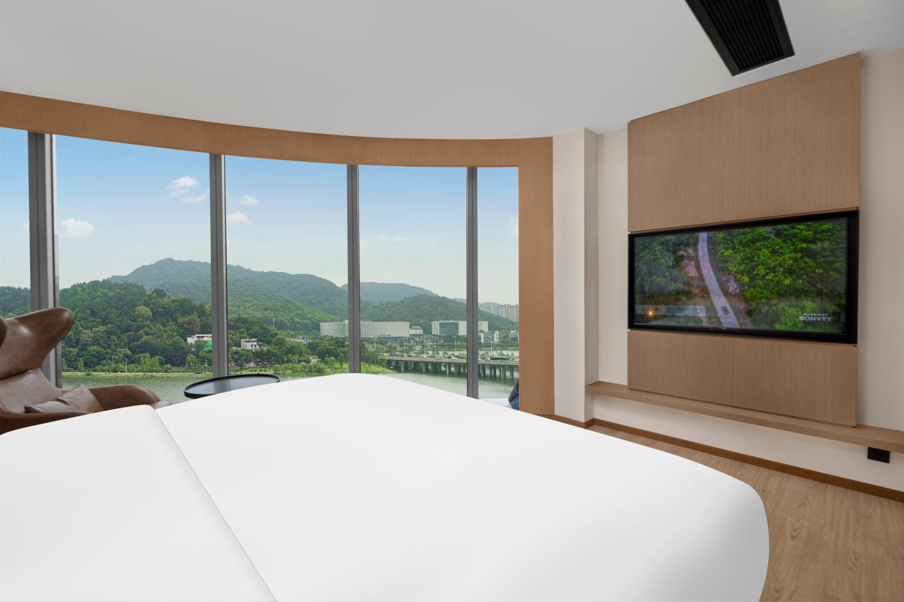 One-Bedroom Grand-Deluxe King Suite with Lake View photo 1