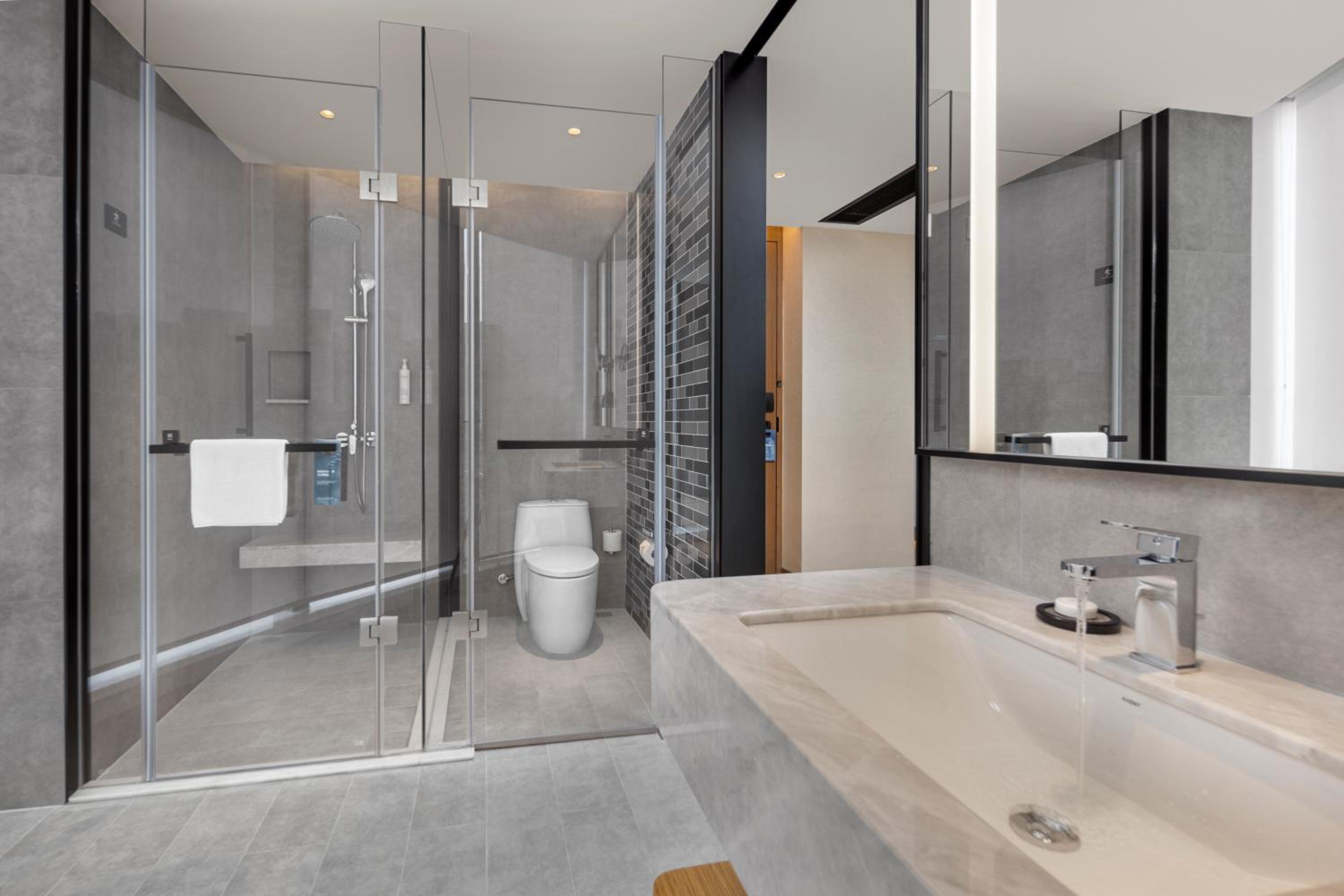 One-Bedroom Grand-Deluxe King Suite with Lake View photo 3