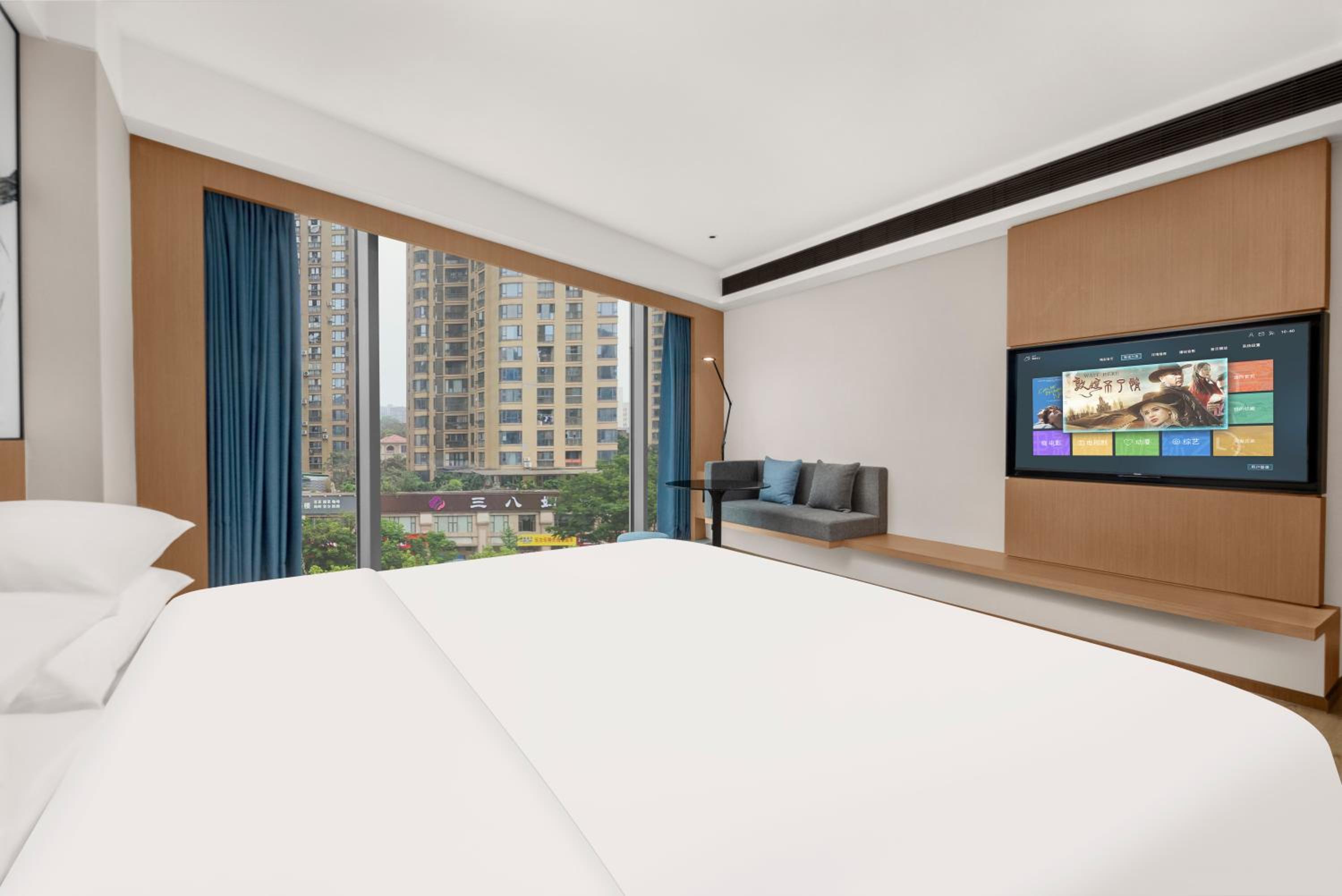 Superior King Room with City View photo 1
