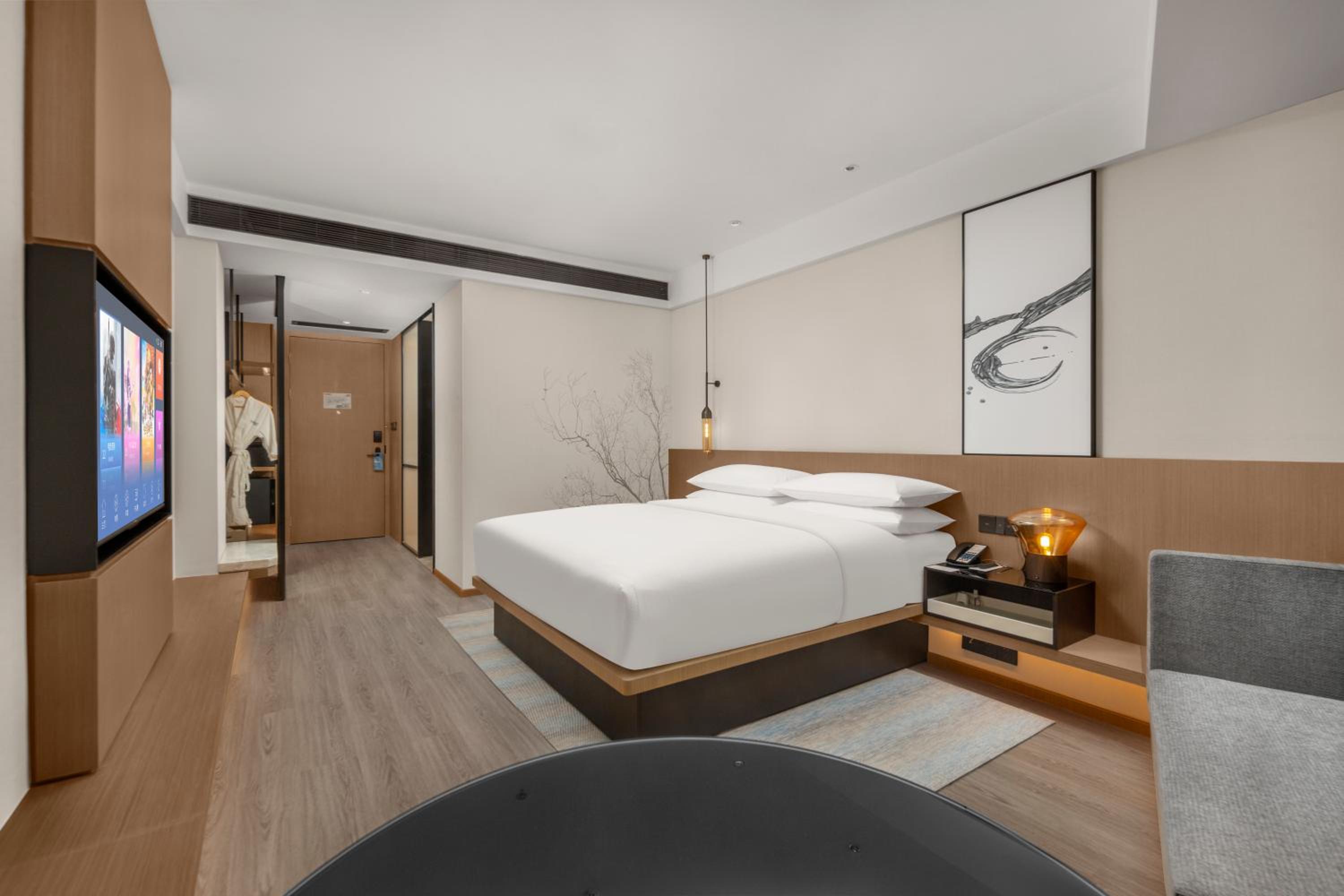 Deluxe King Room with Lake View photo 1