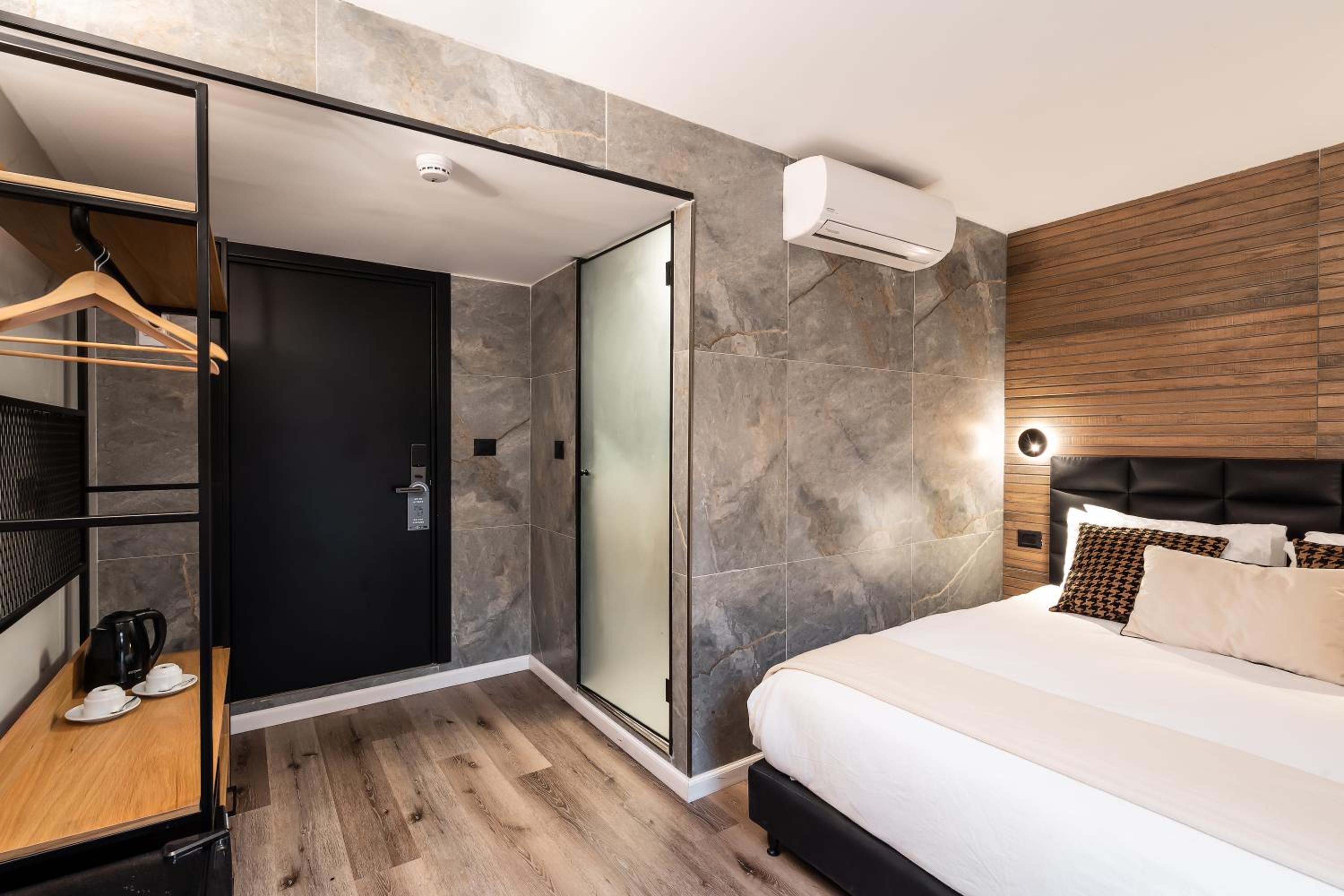 Deluxe Double Room with Balcony photo 2
