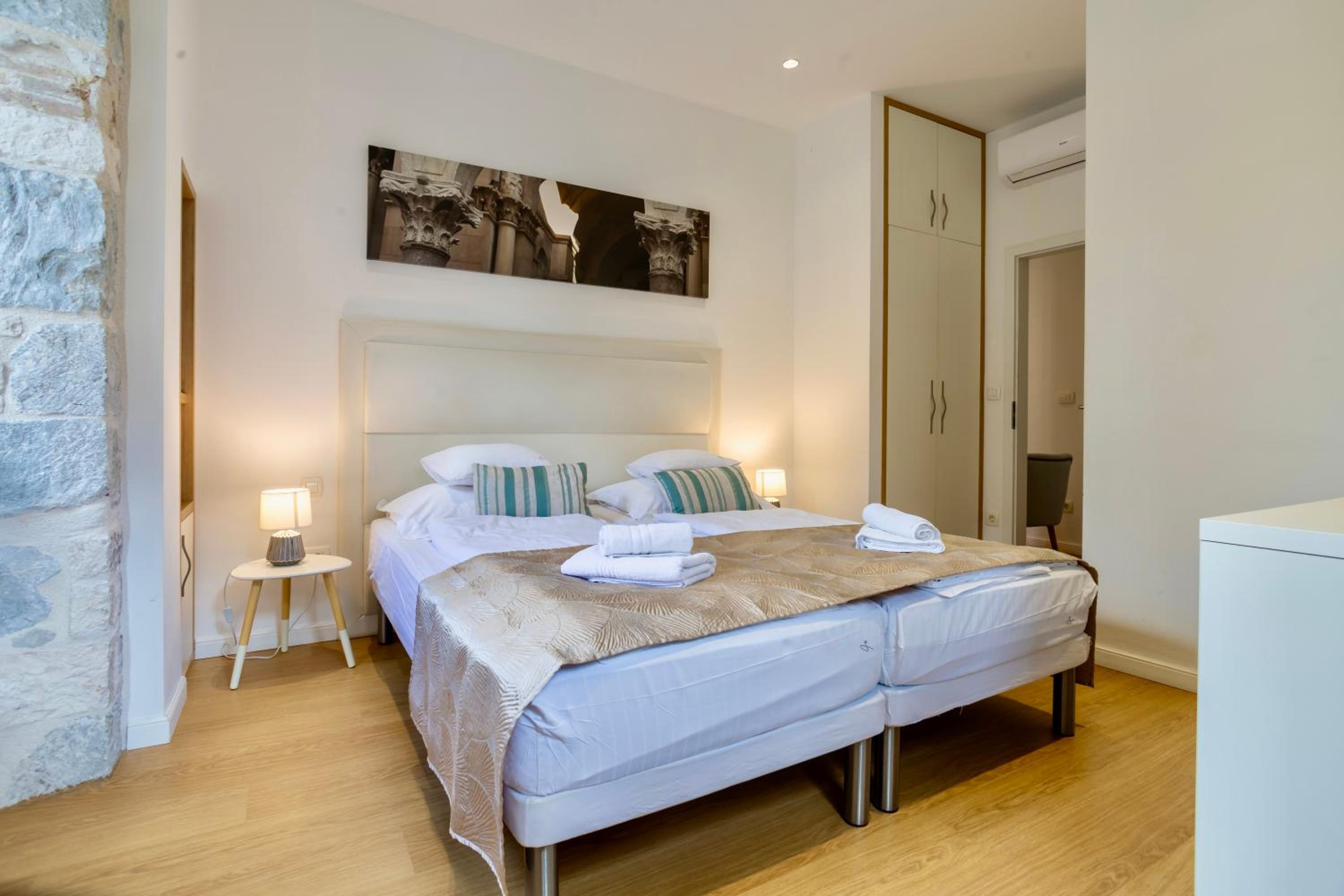 Deluxe One-Bedroom Apartment