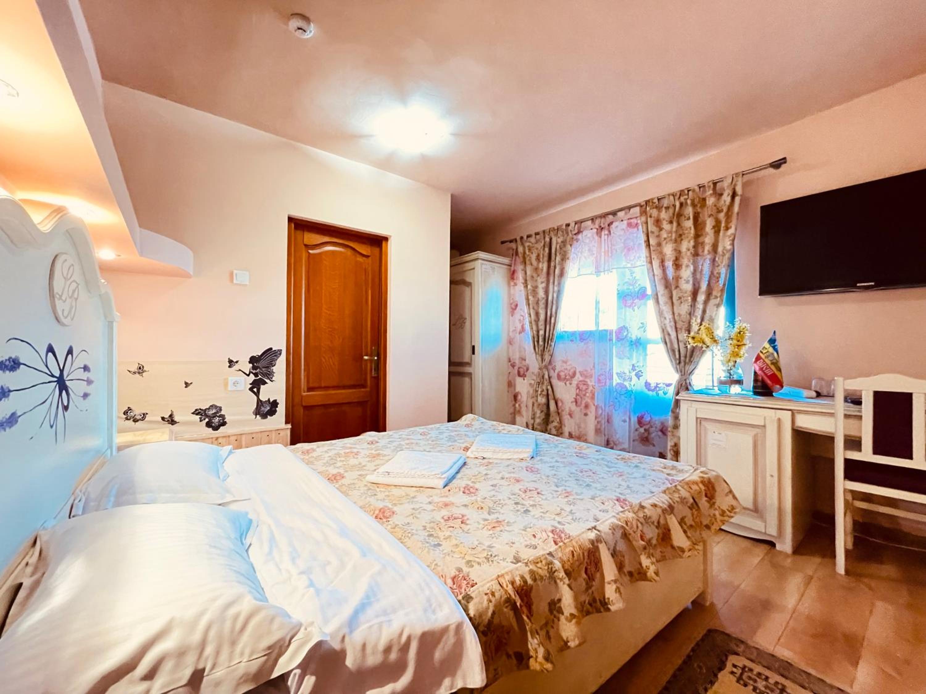 Double or Twin Room - Photo 8