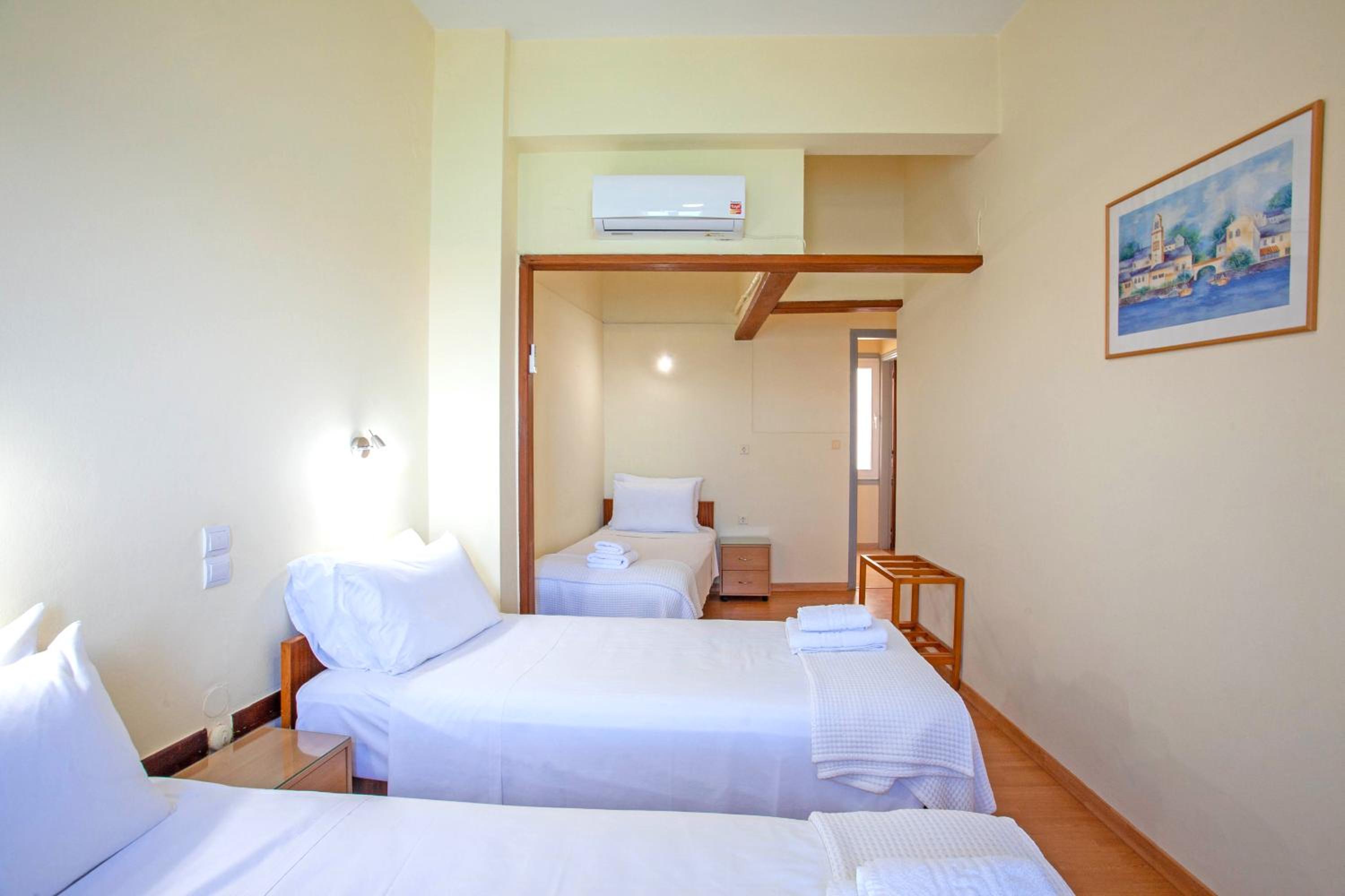 Triple Room with Sea View thumbnail 5