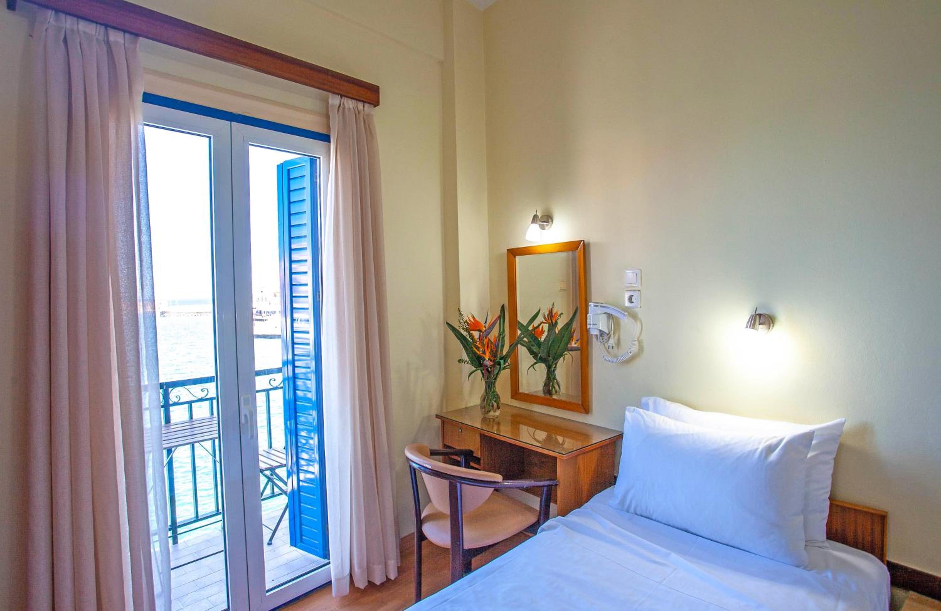Triple Room with Sea View thumbnail 6