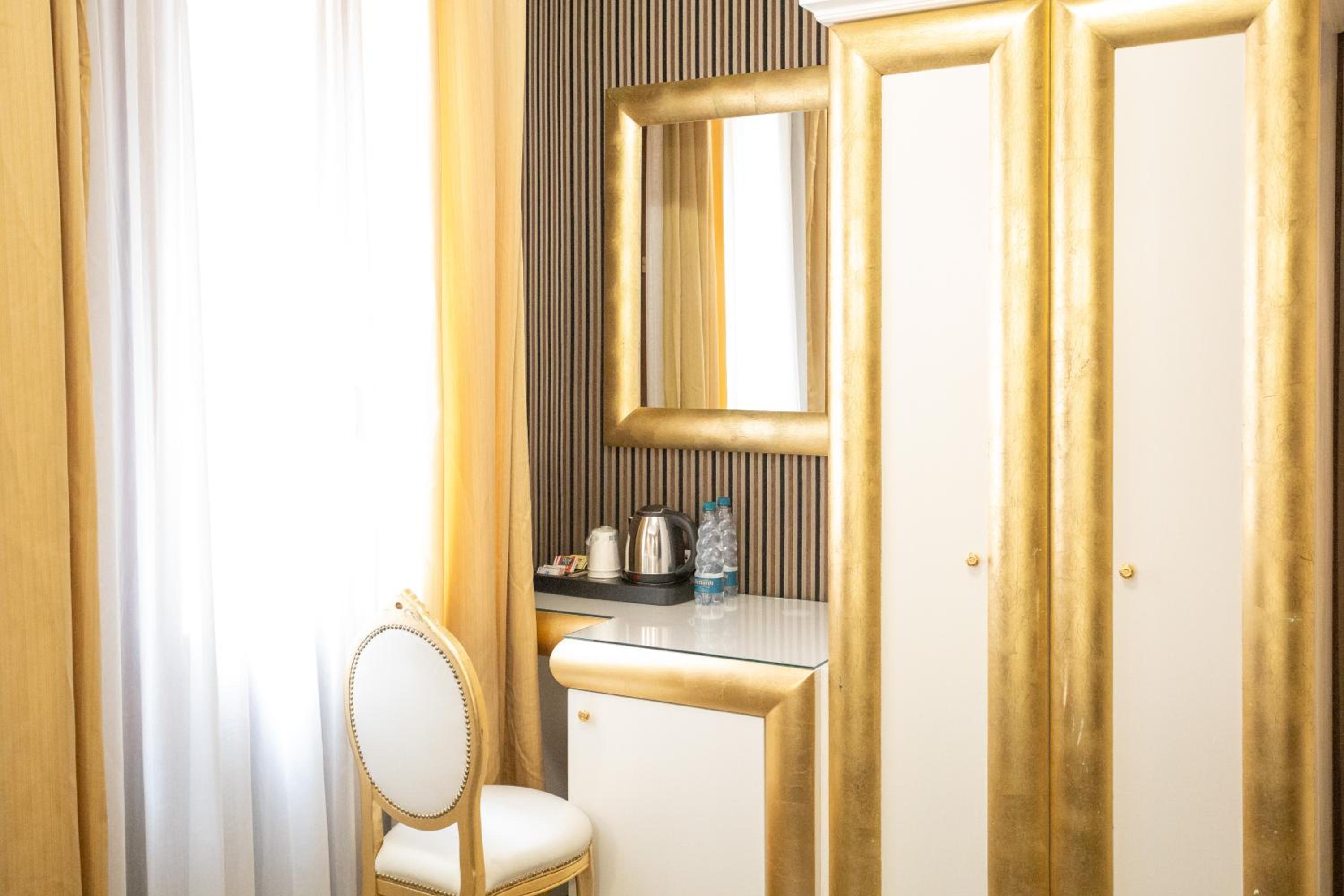 Deluxe Room - Photo 8