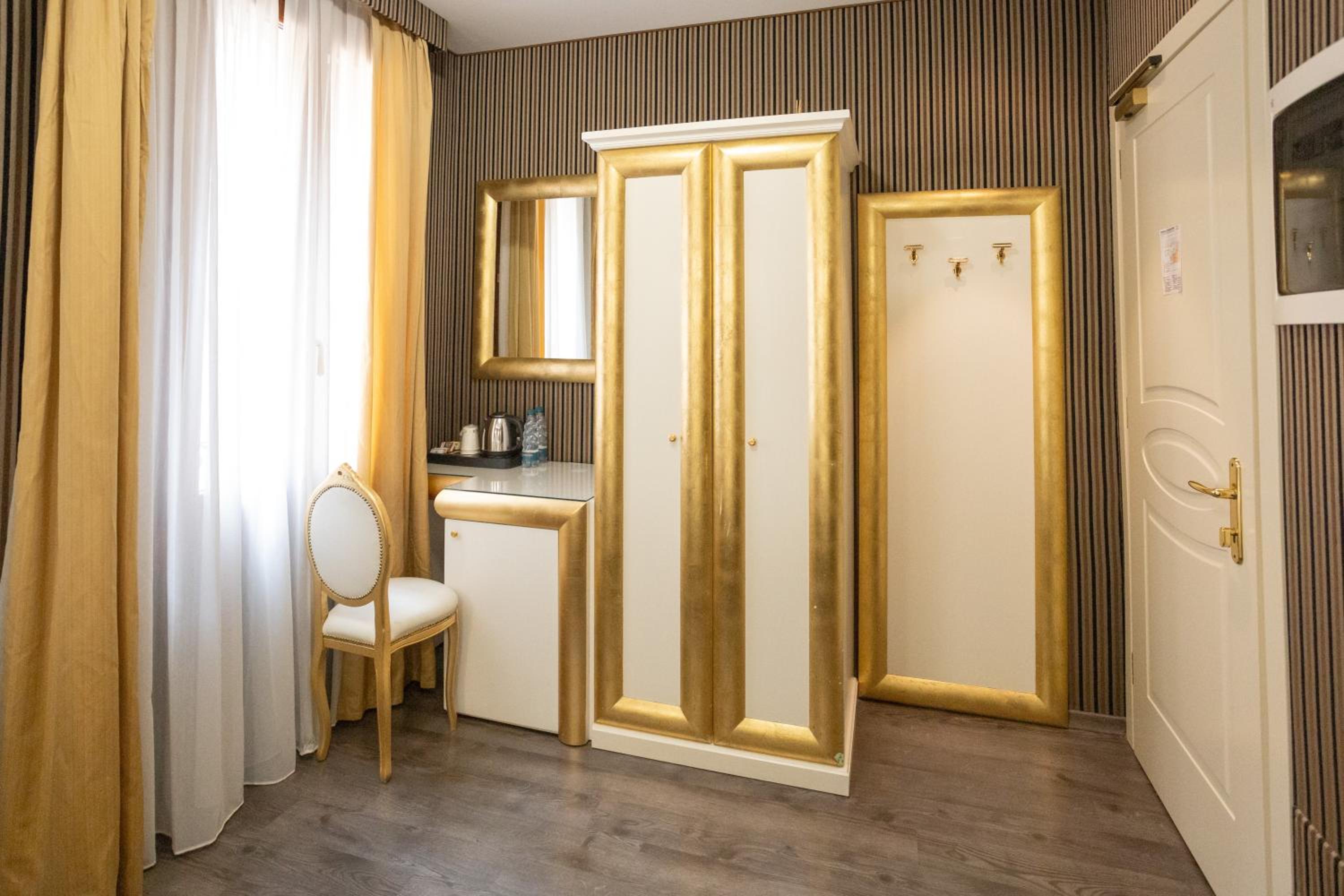 Deluxe Room - Photo 3