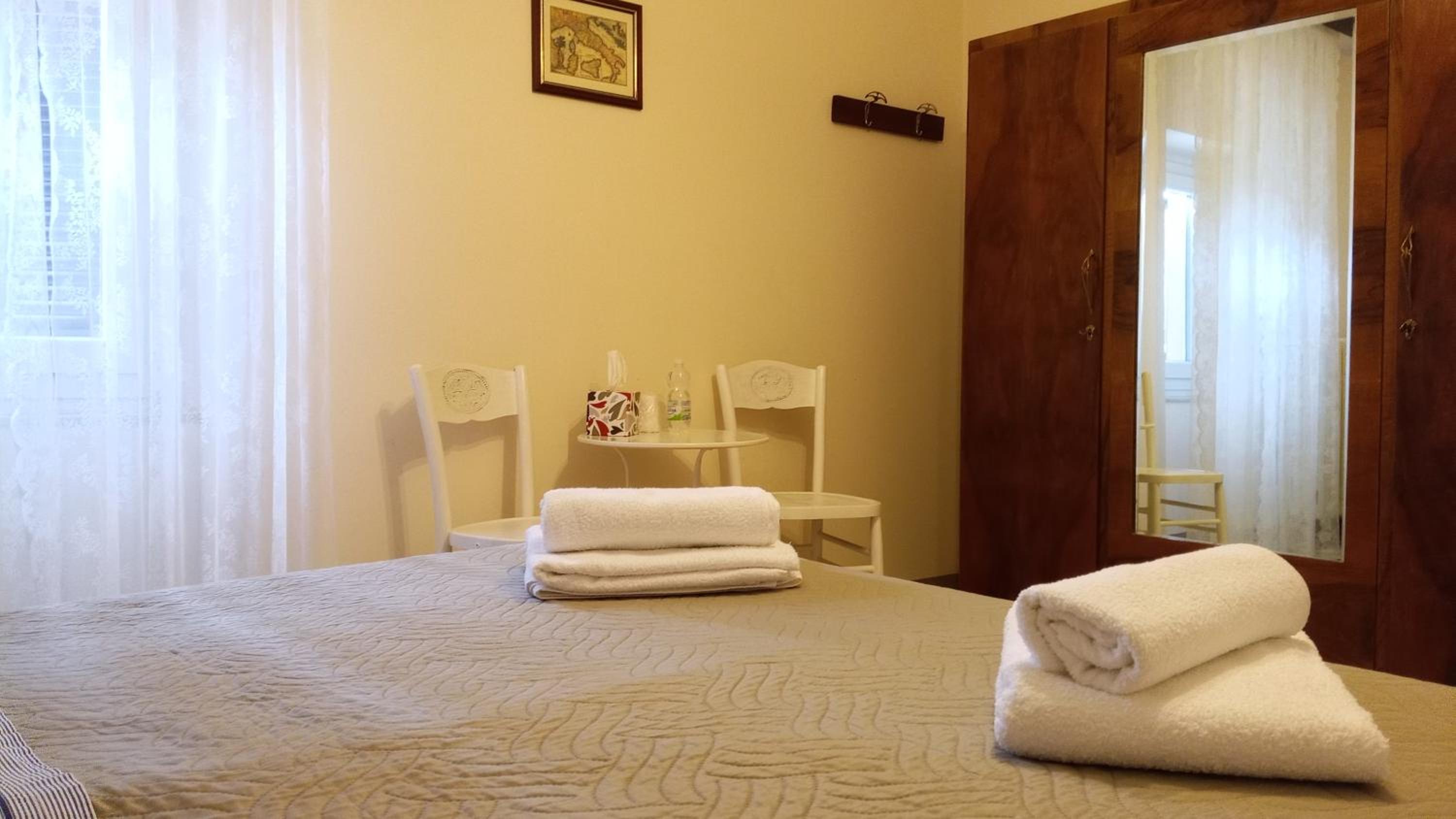 Standard Double Room - Photo 8