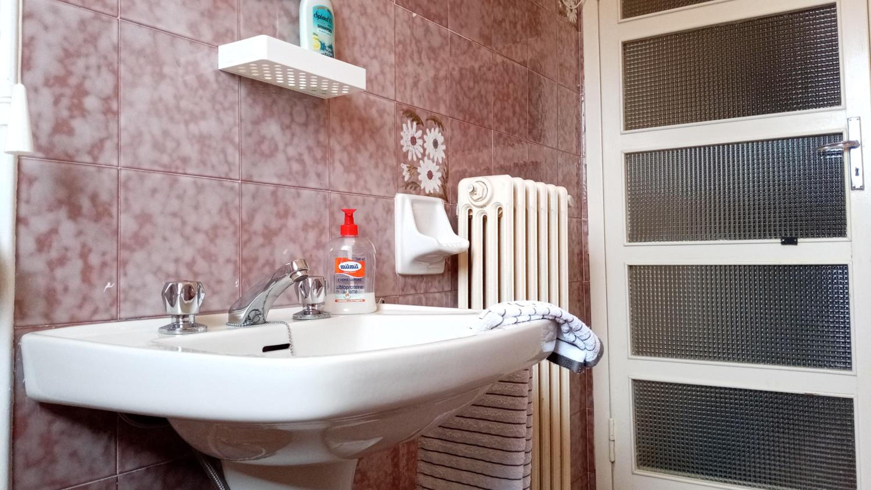 Standard Double Room - Photo 12