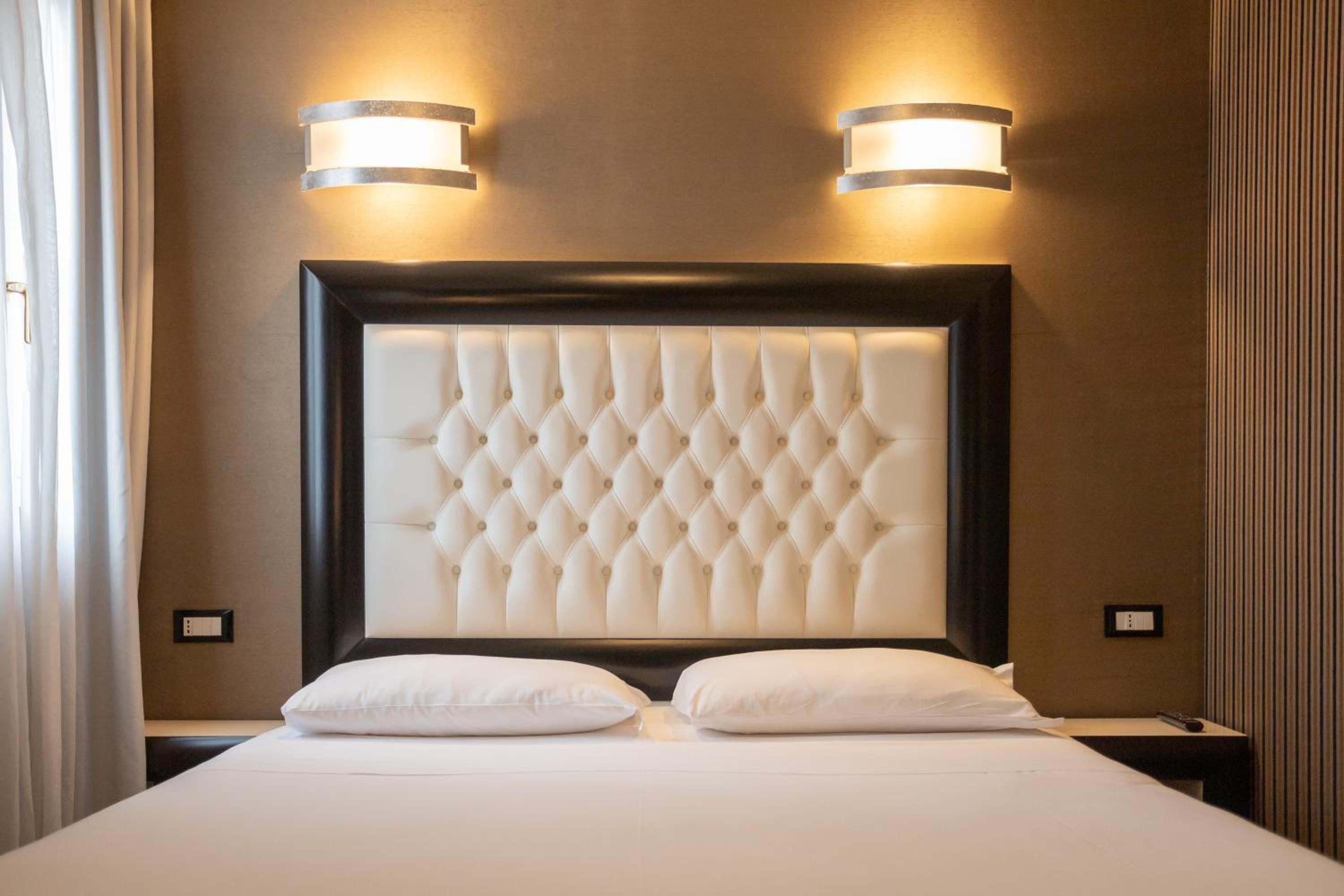 Deluxe Room - Photo 7