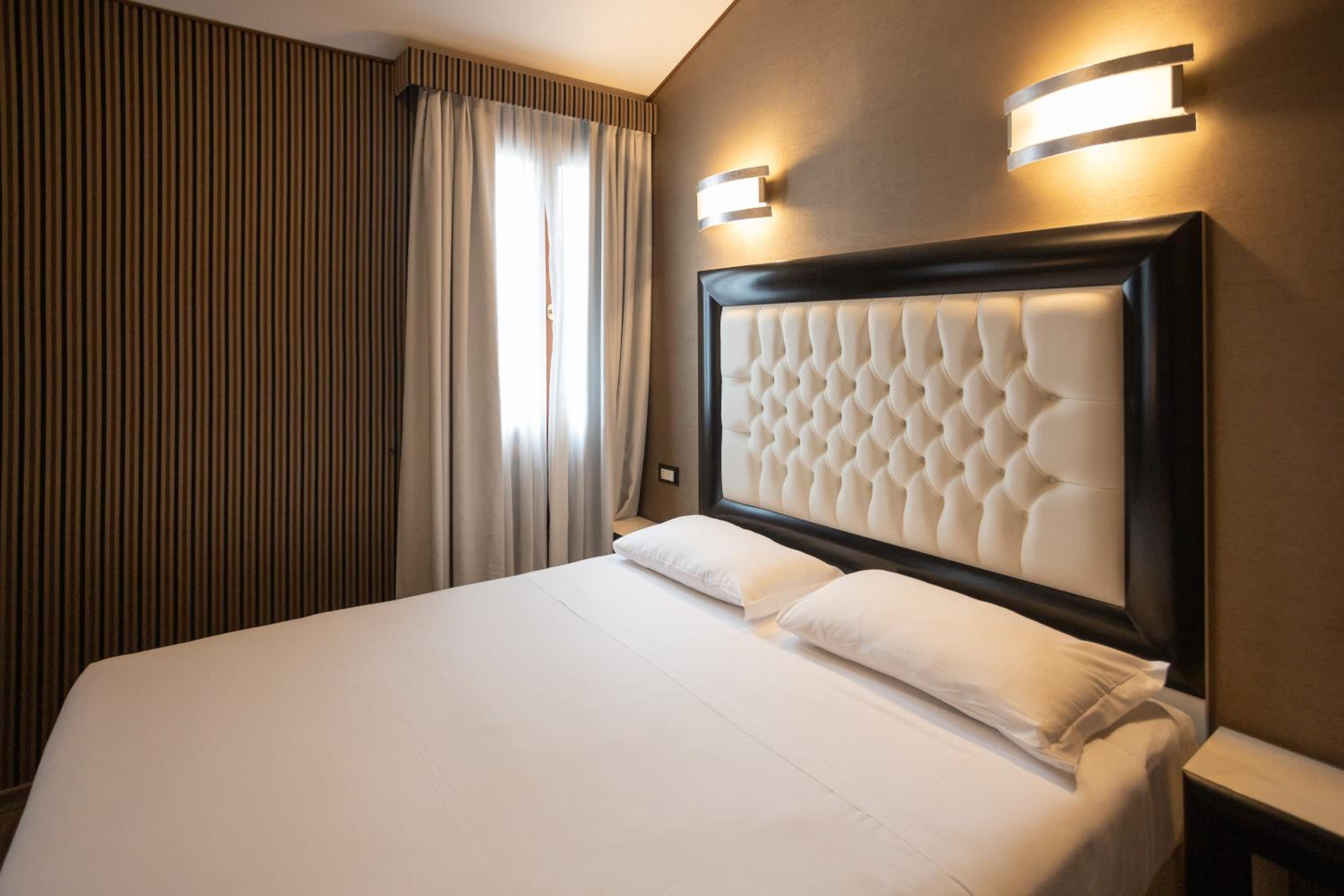 Deluxe Room - Photo 6