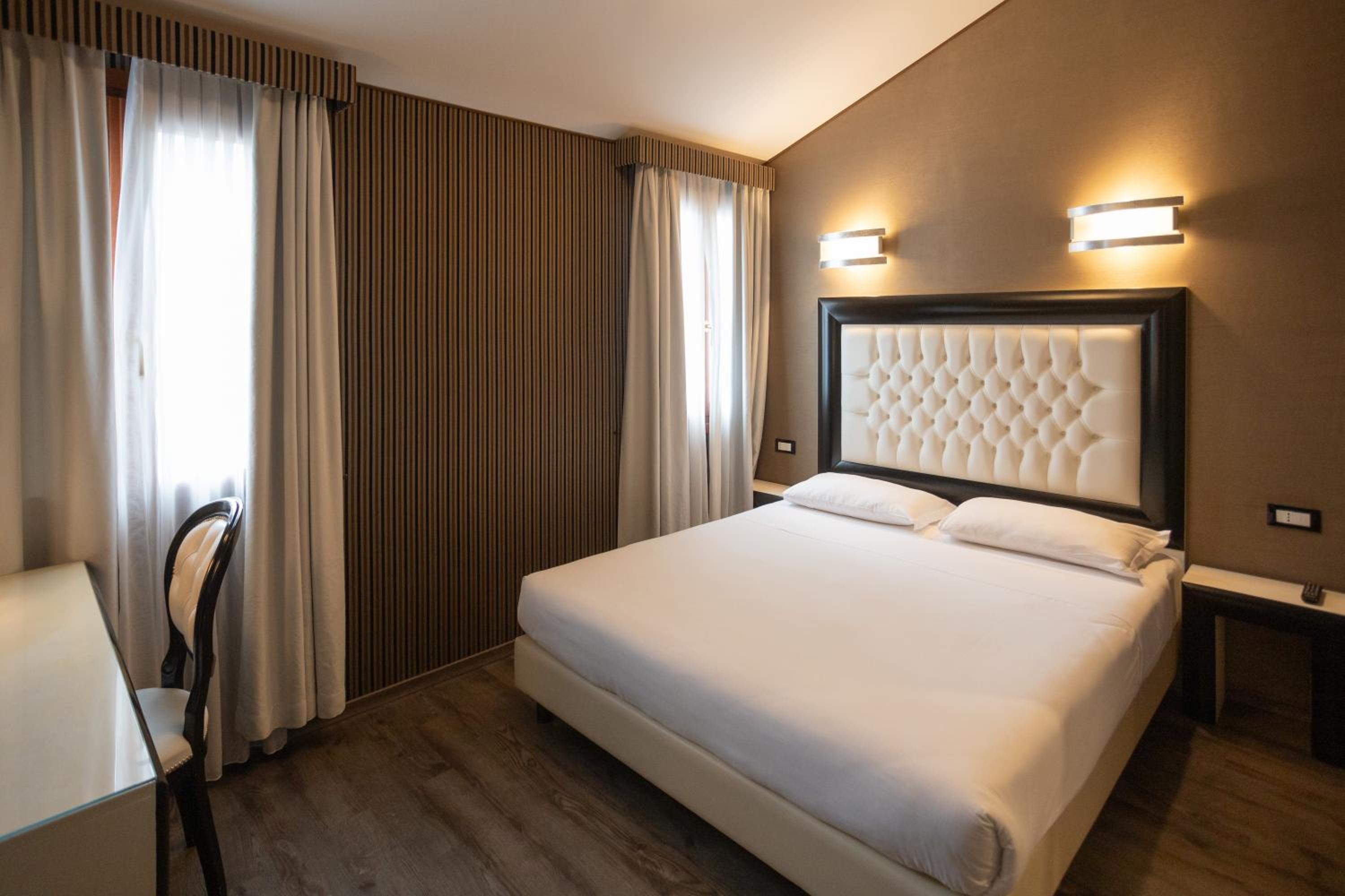 Deluxe Room - Photo 1