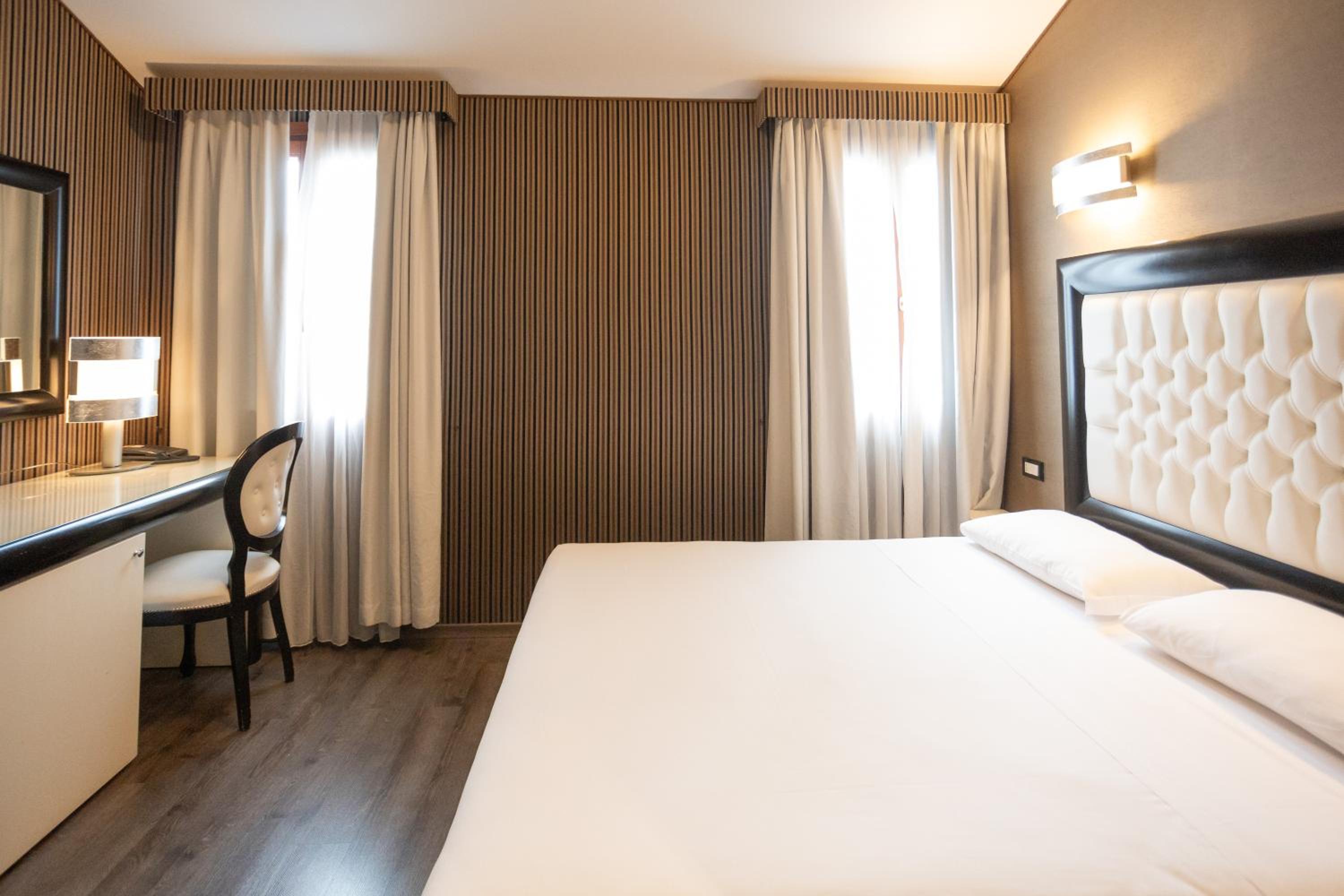 Deluxe Room - Photo 16