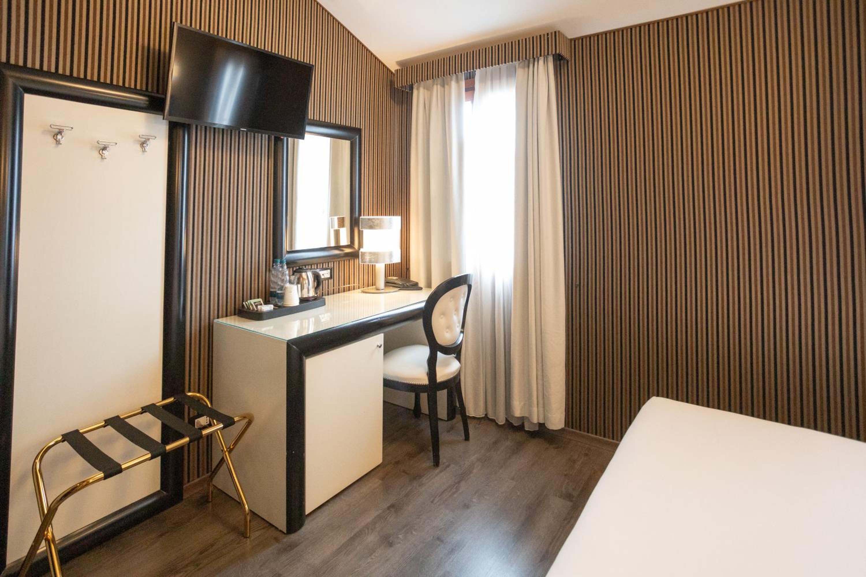 Deluxe Room - Photo 2