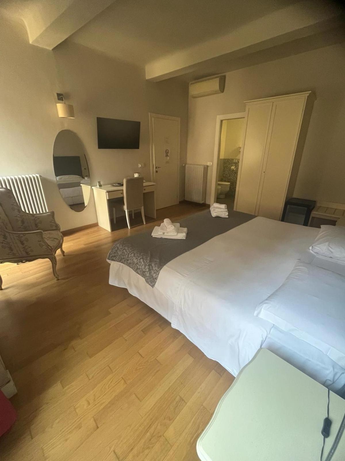 Double Room - Photo 9