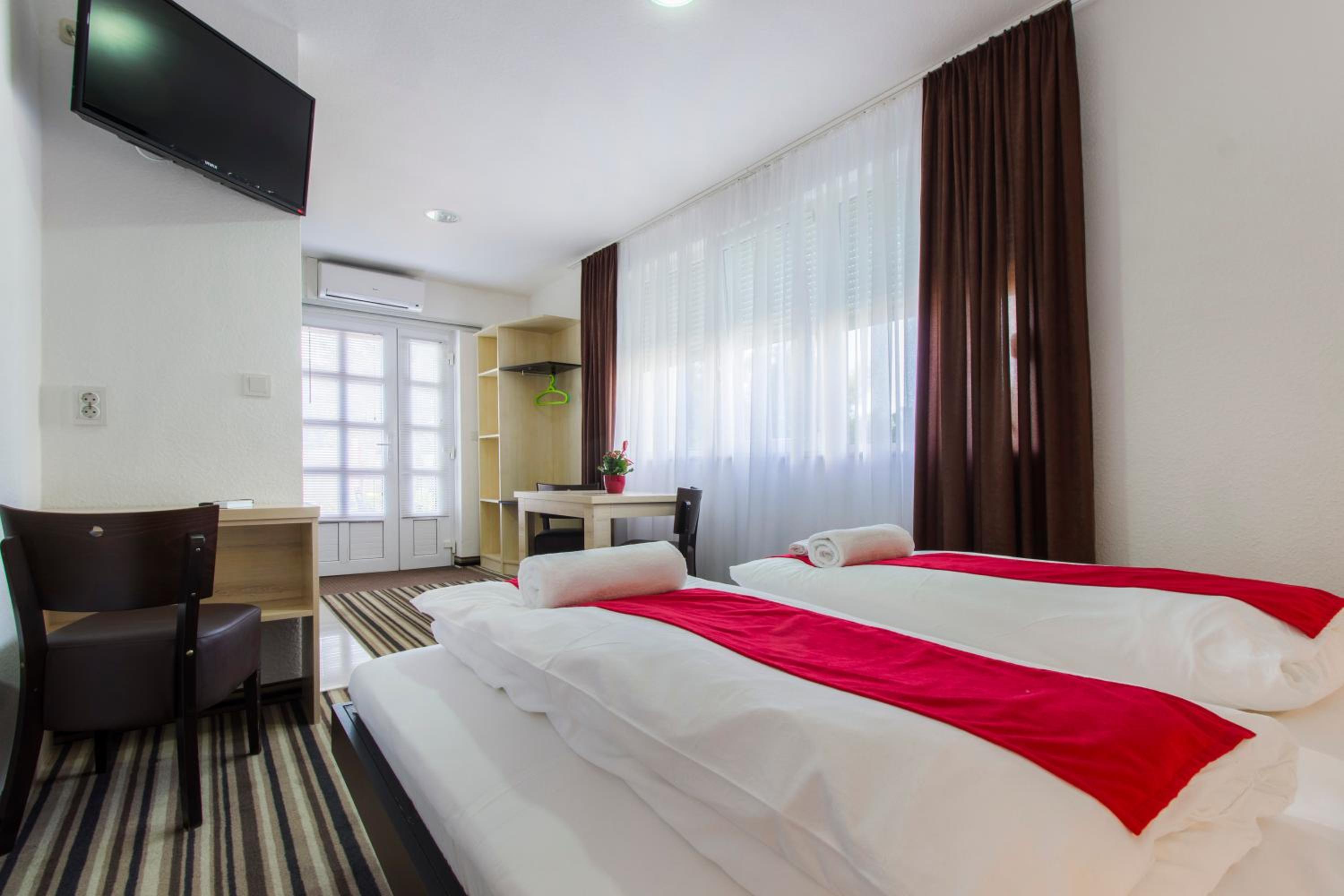 Double or Twin Room with Private Bathroom - Photo 4