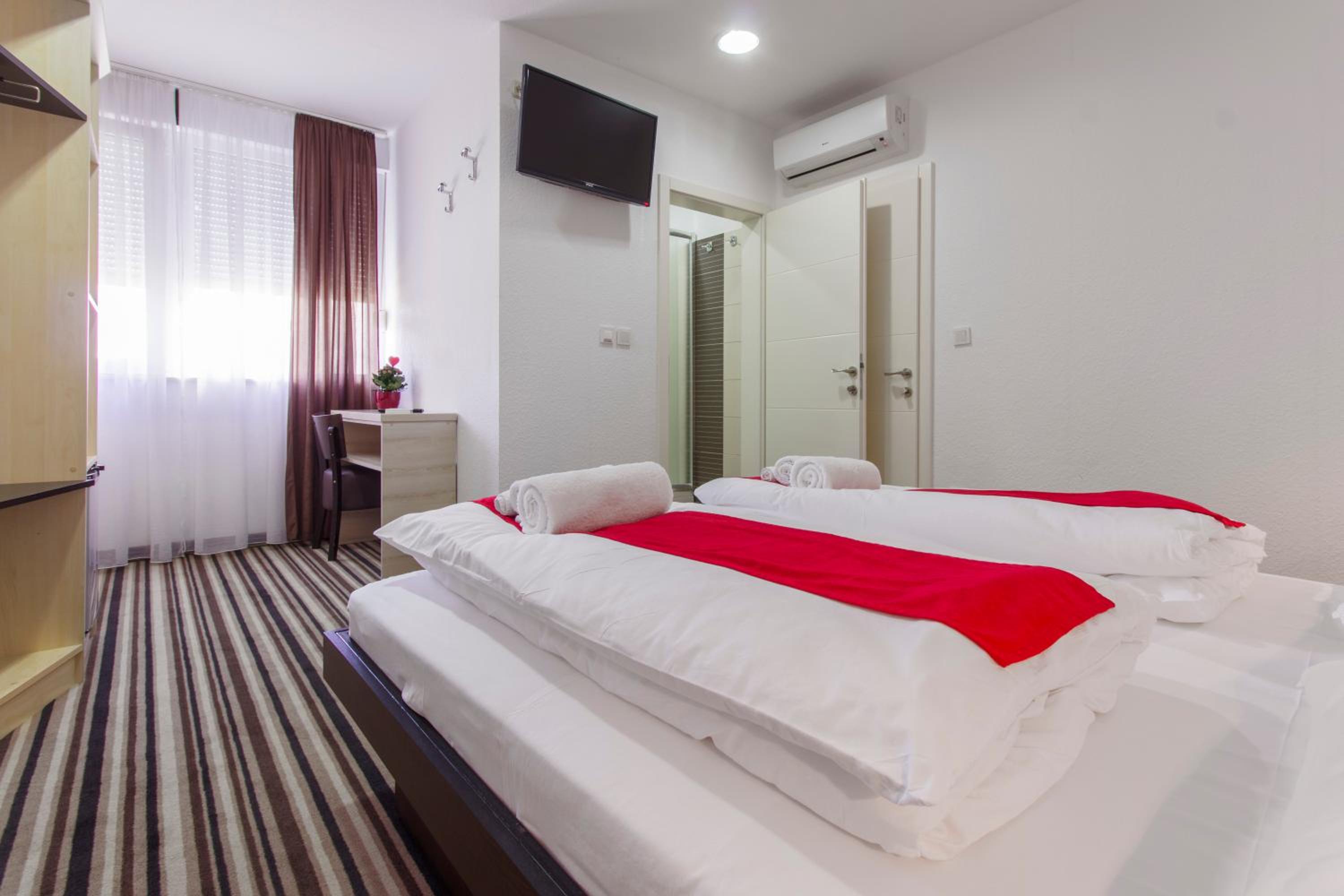 Double or Twin Room with Private Bathroom - Photo 23