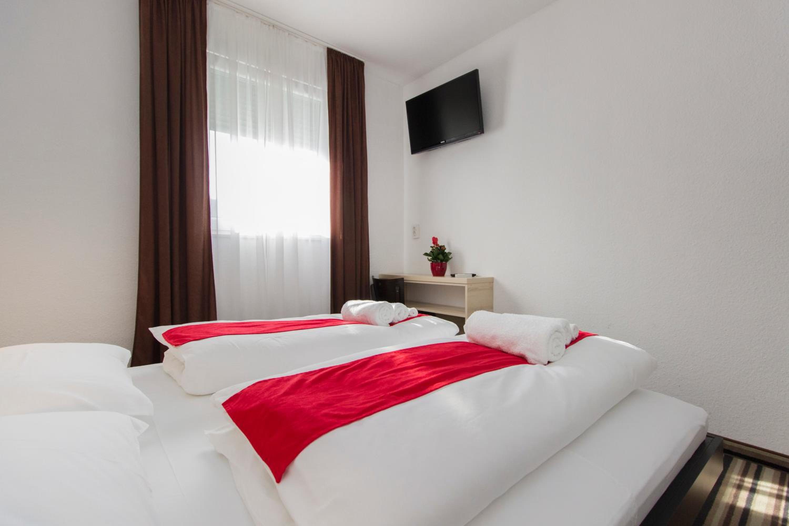Double or Twin Room with Private Bathroom - Photo 22