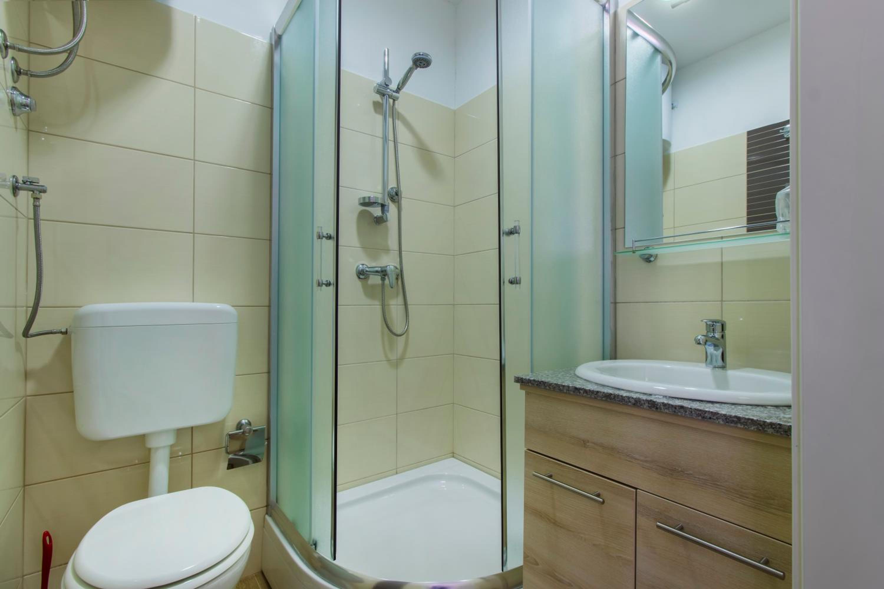 Double or Twin Room with Private Bathroom - Photo 19