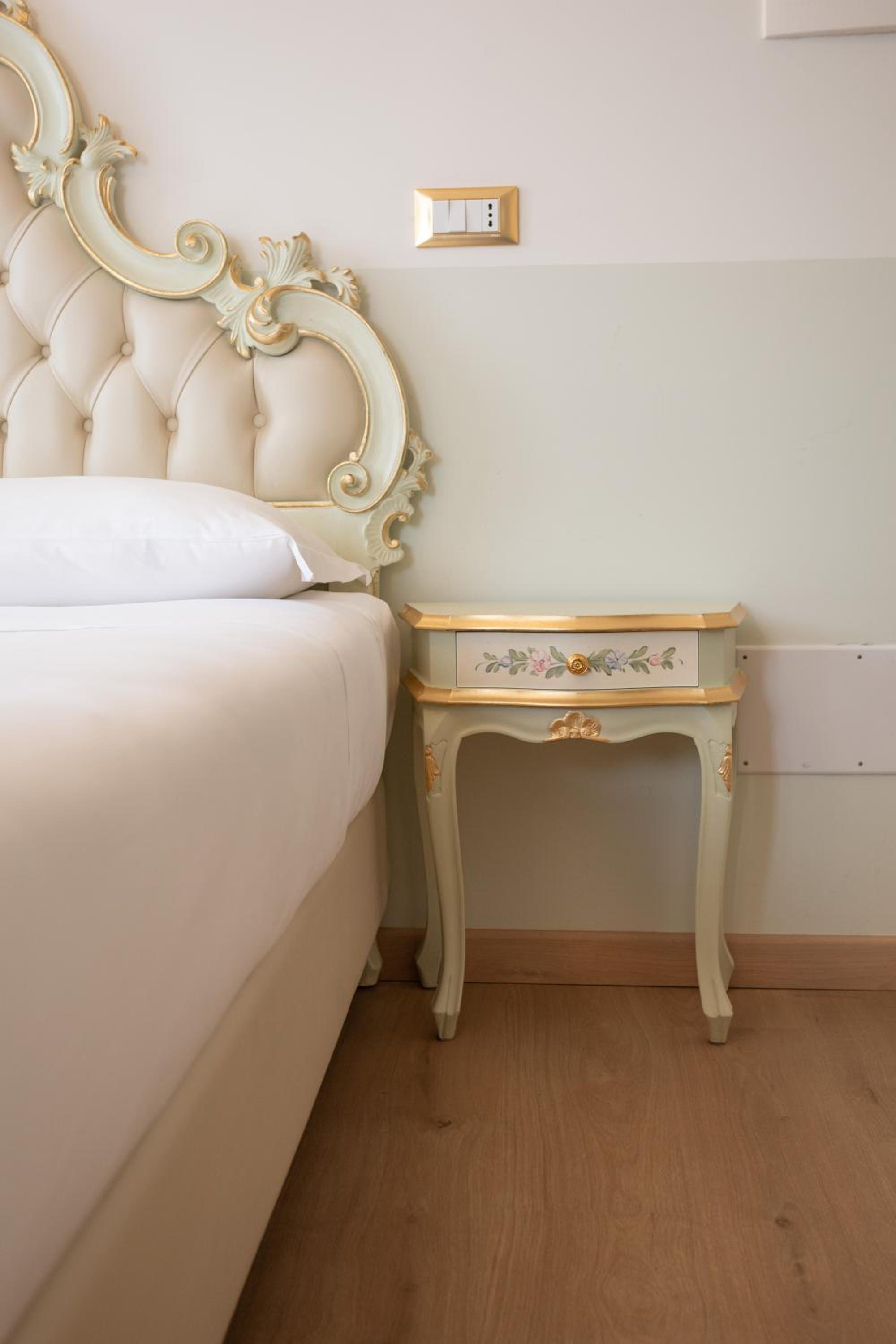 Deluxe Room (2 Adults + 1 Child) - Photo 16