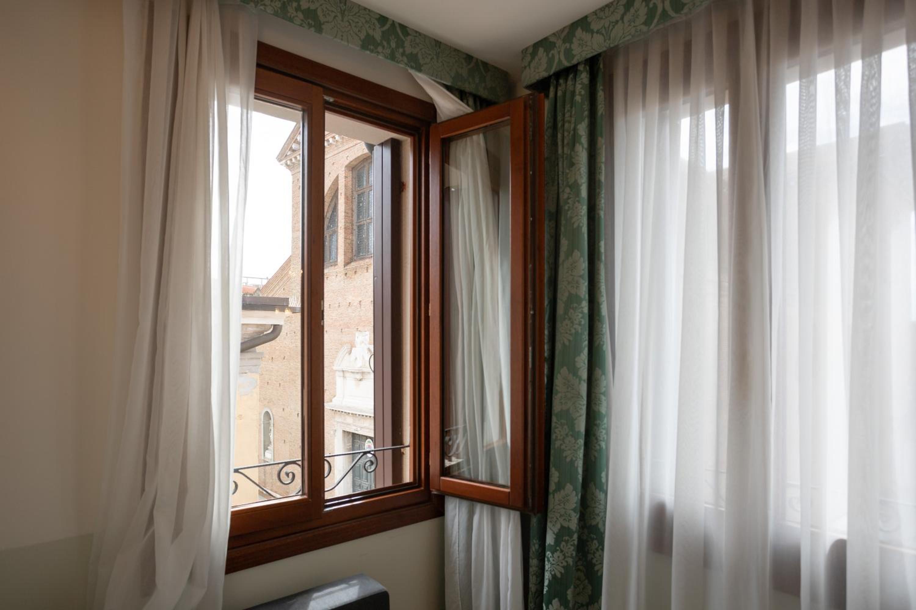 Deluxe Room (2 Adults + 1 Child) - Photo 5