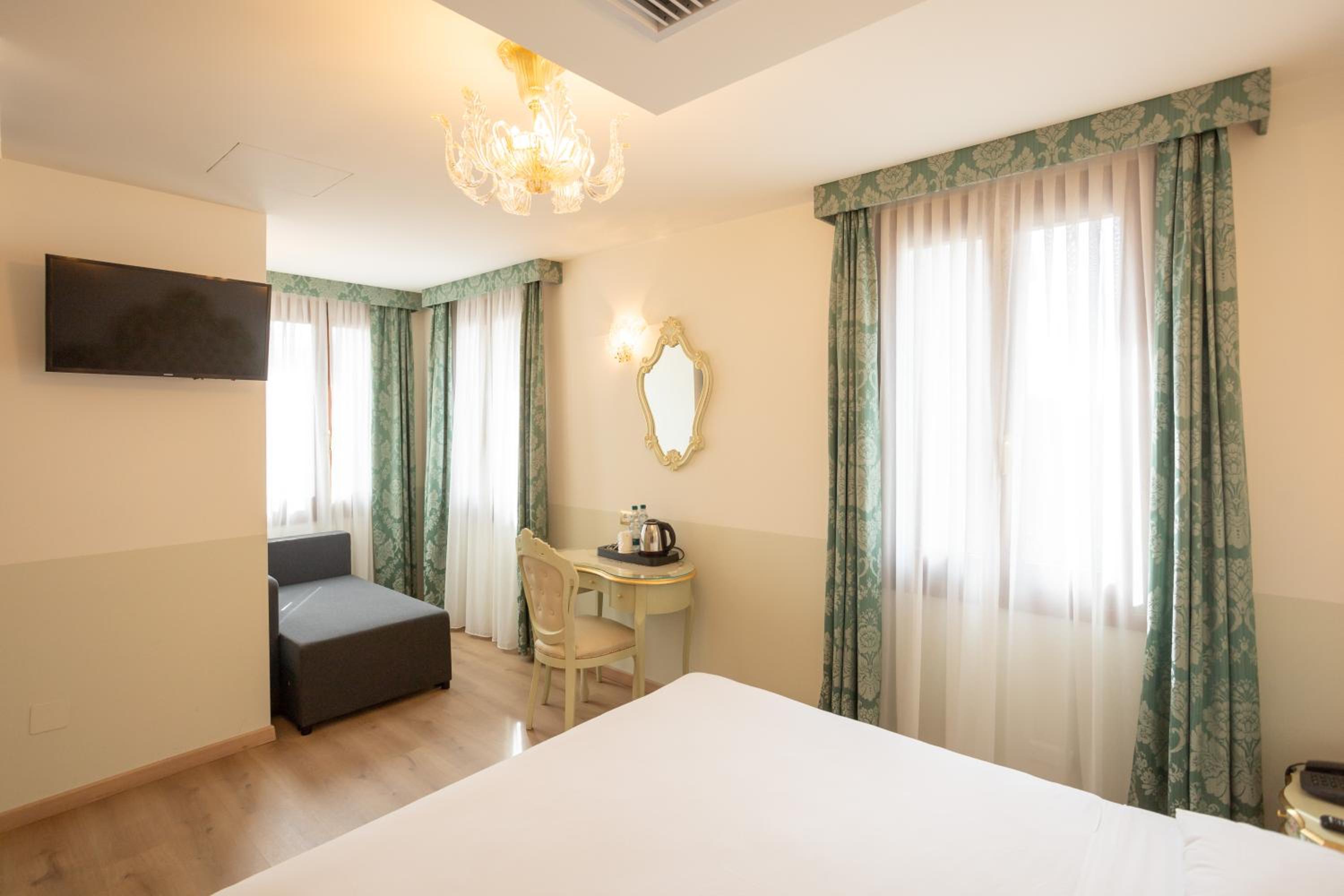 Deluxe Room (2 Adults + 1 Child) - Photo 4