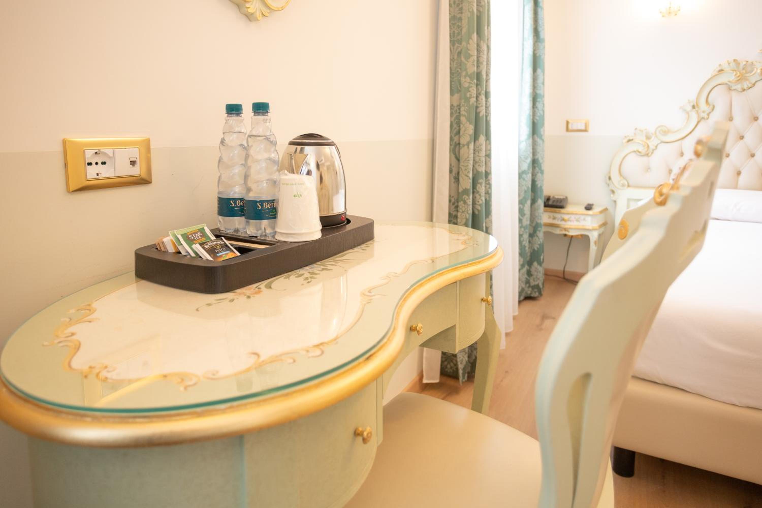 Deluxe Room (2 Adults + 1 Child) - Photo 3