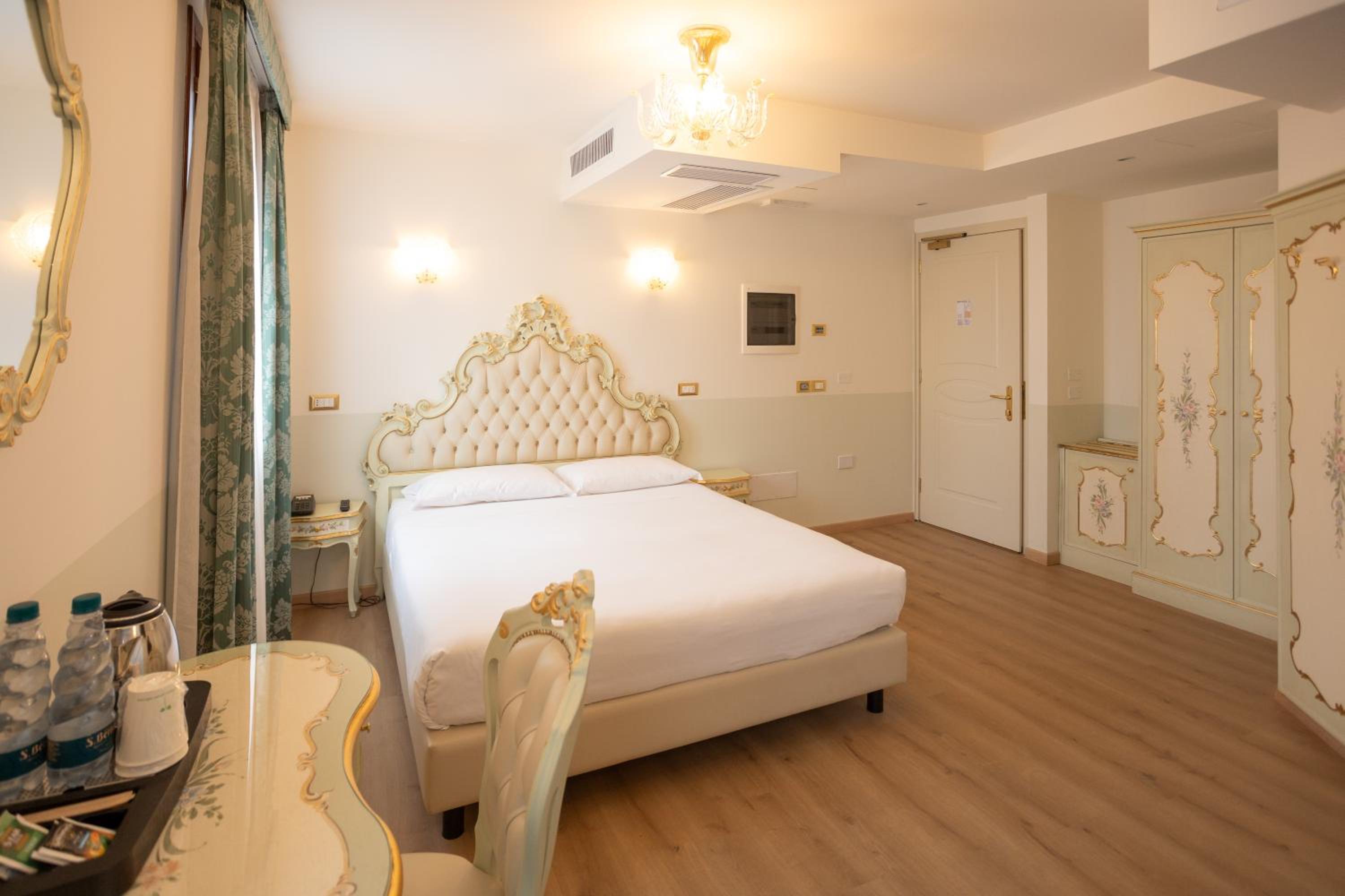 Deluxe Room (2 Adults + 1 Child) - Photo 2