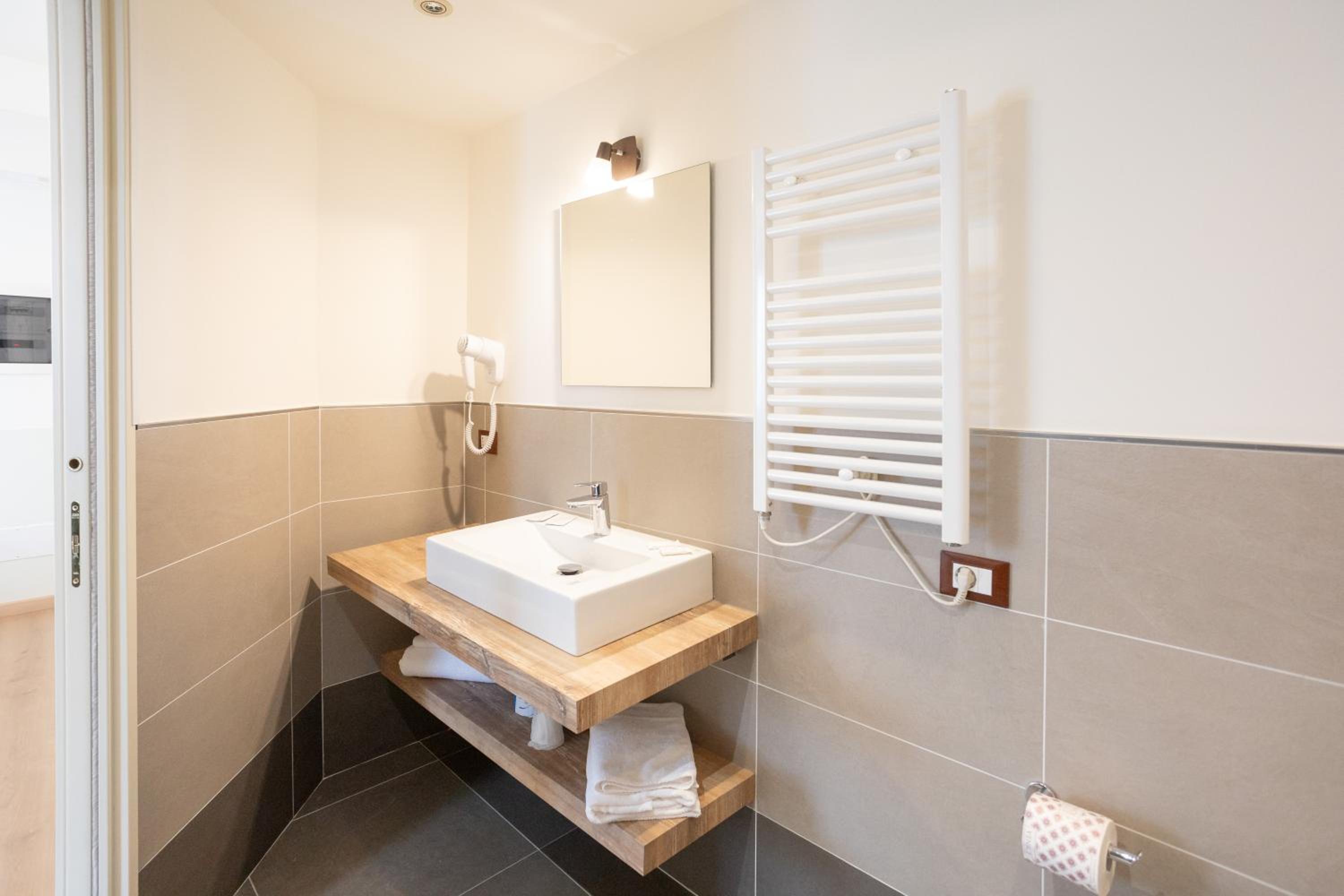 Deluxe Room (2 Adults + 1 Child) - Photo 17