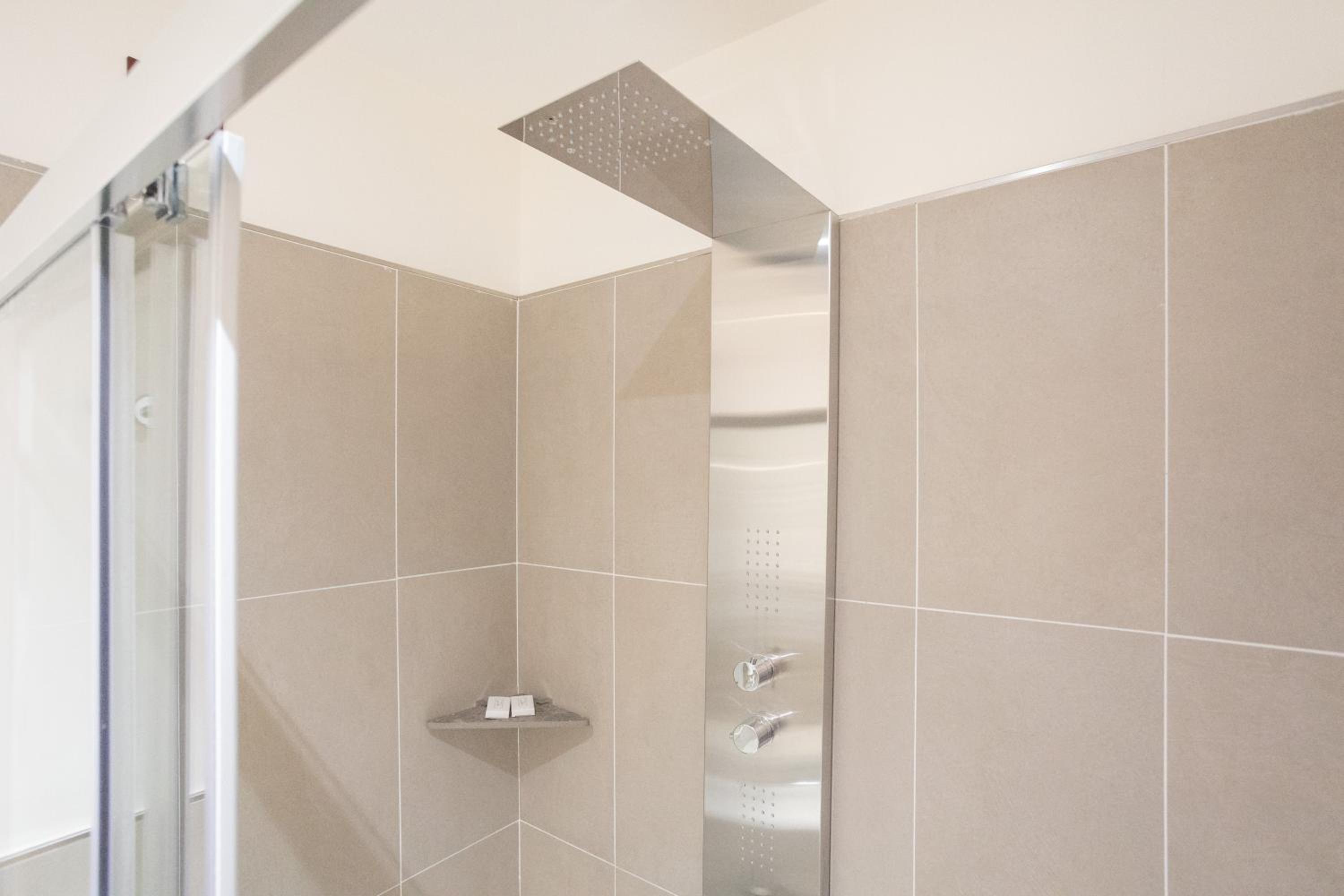 Deluxe Room (2 Adults + 1 Child) - Photo 13