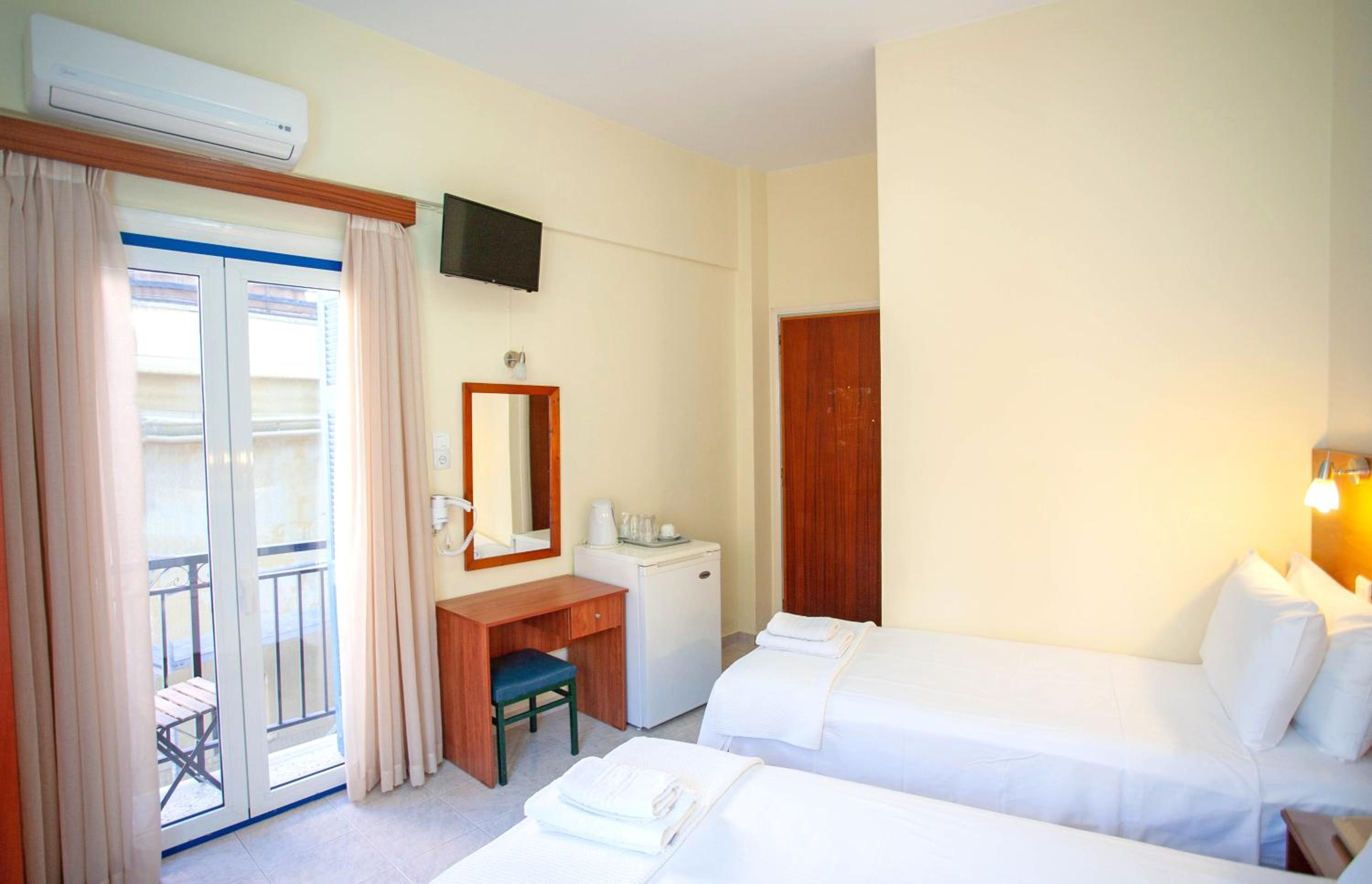 Economy Triple Room thumbnail 6