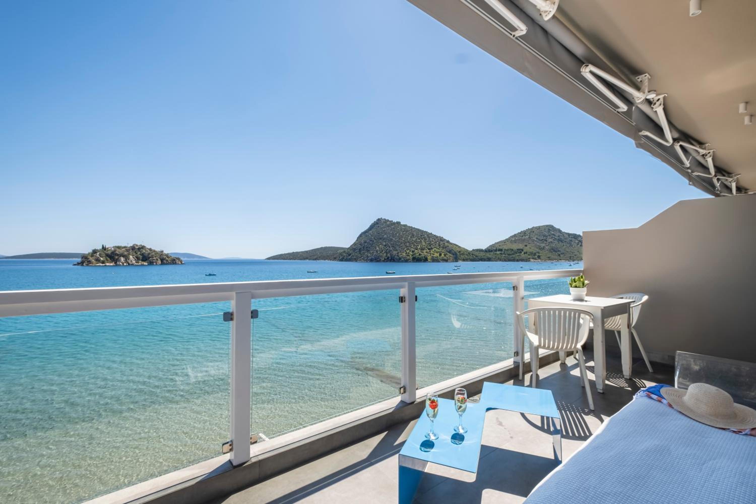 Deluxe Suite with Sea View photo 2
