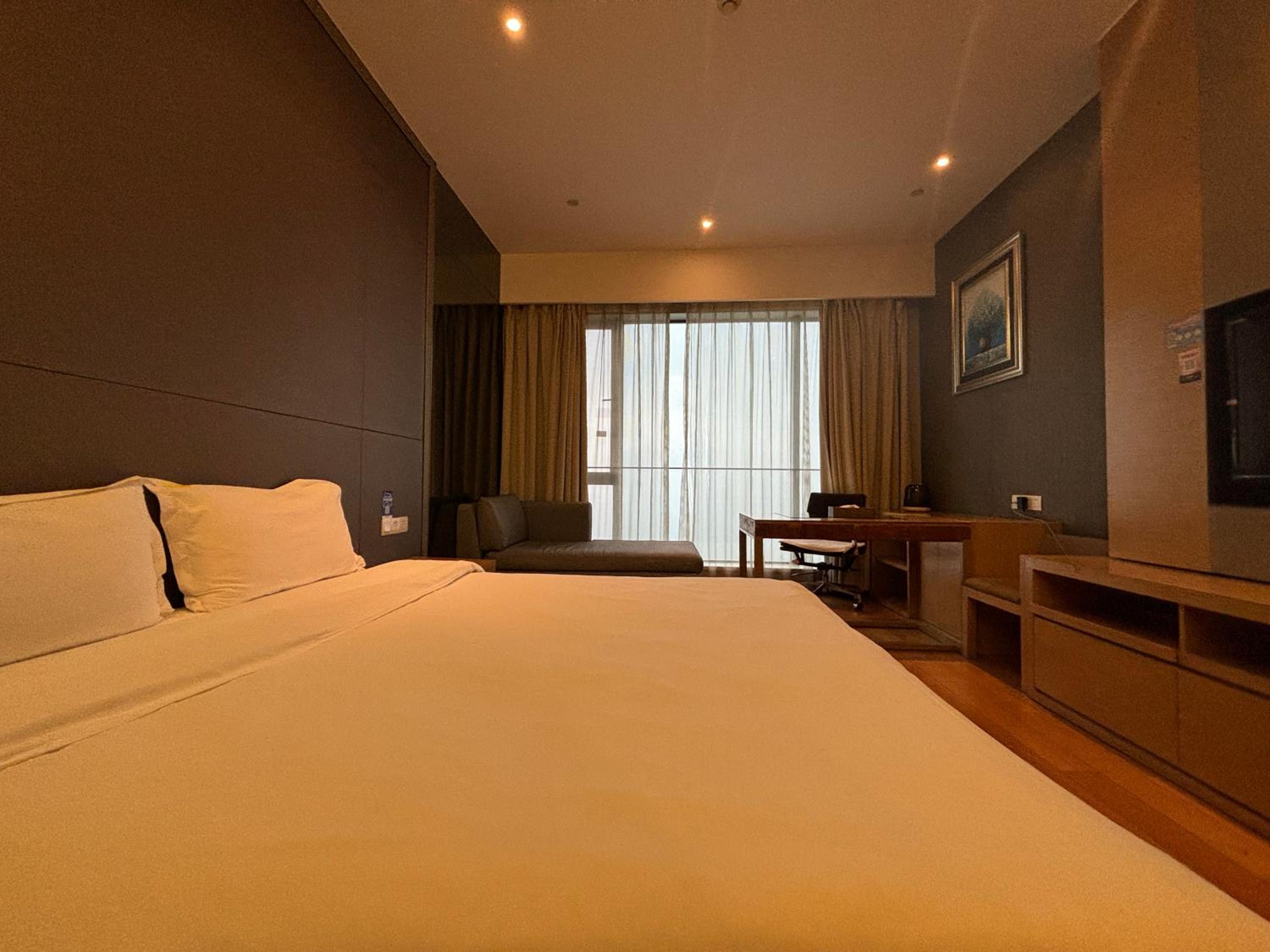 Business Queen Room