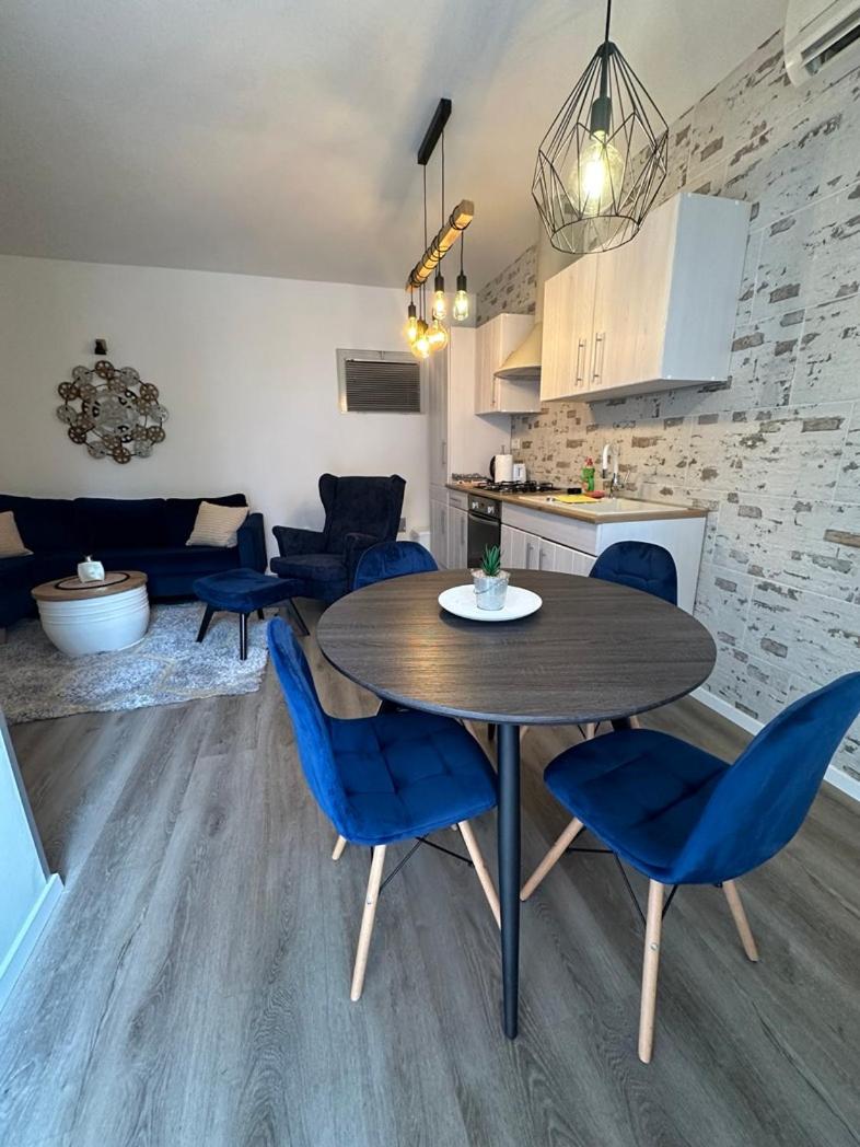 One-Bedroom Apartment - Photo 2
