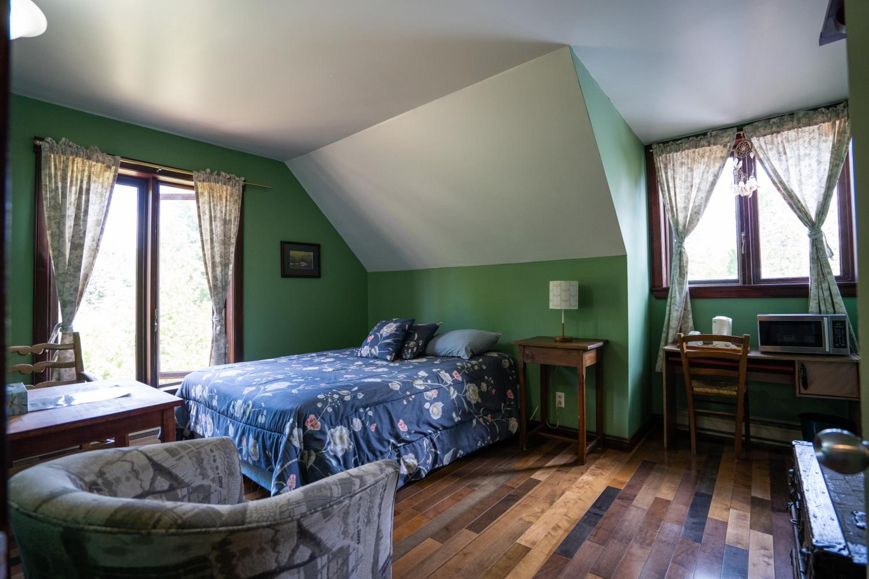 Queen Room photo 1