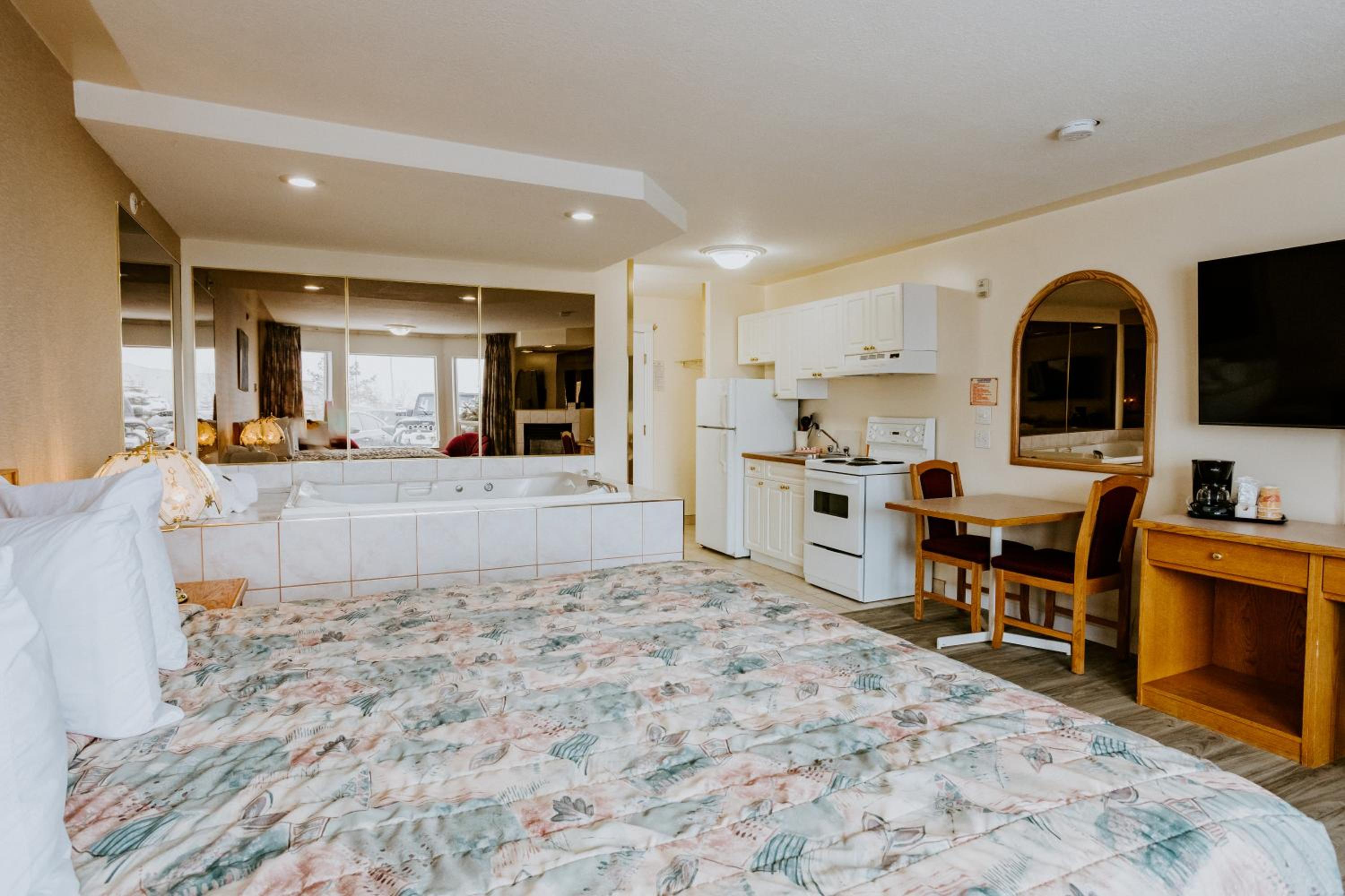 Deluxe King Suite photo 1