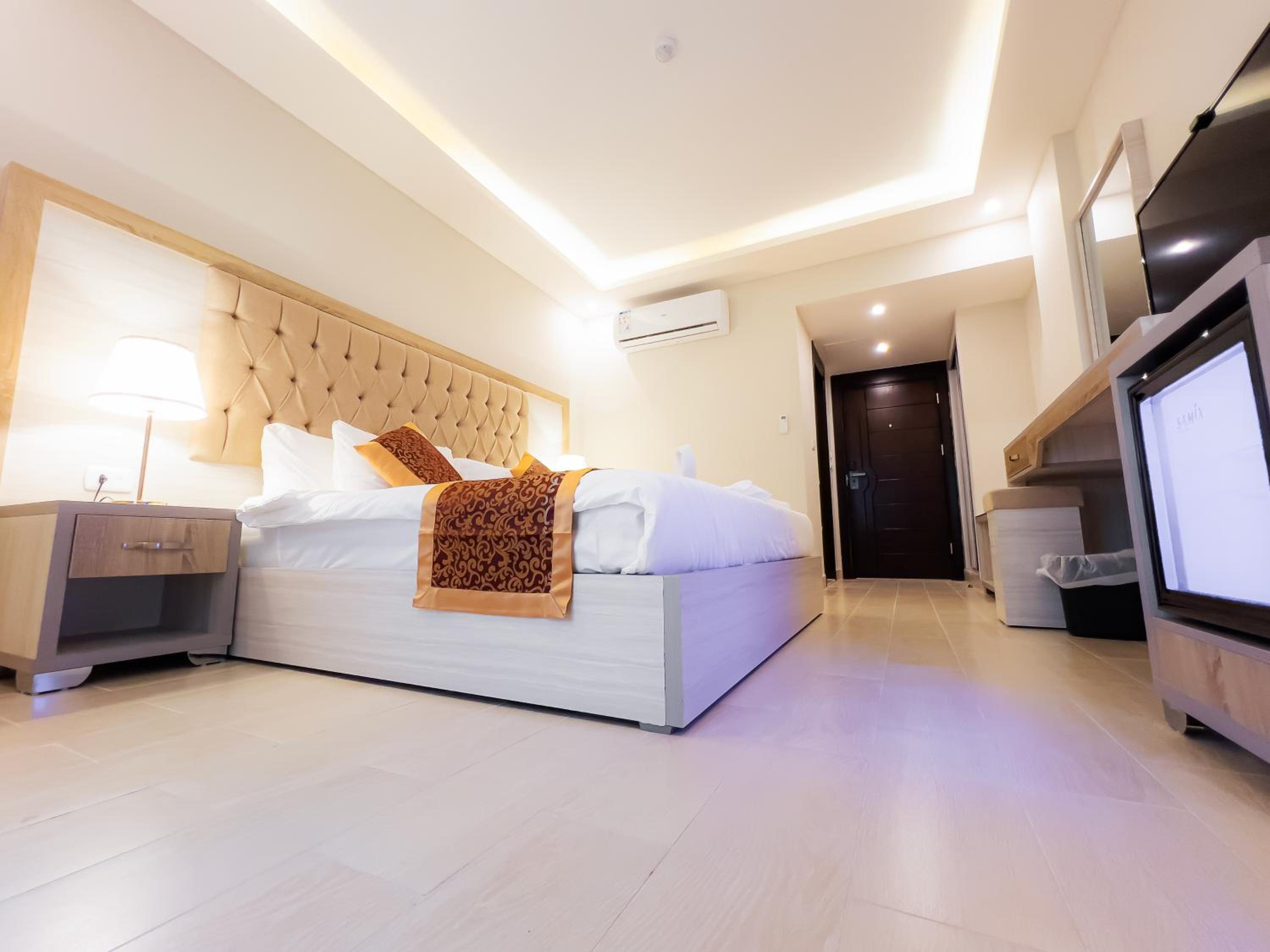Deluxe Double Room - Photo 13