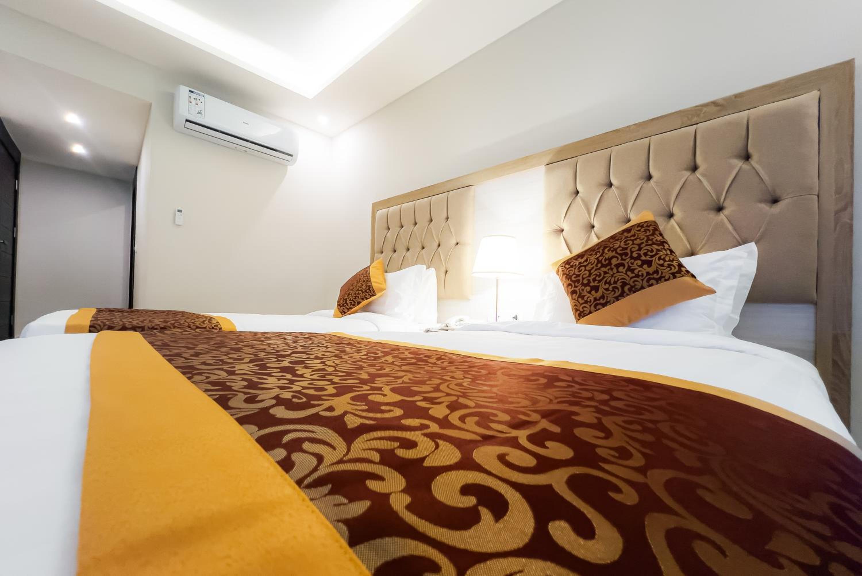 Deluxe Twin Room - Photo 11