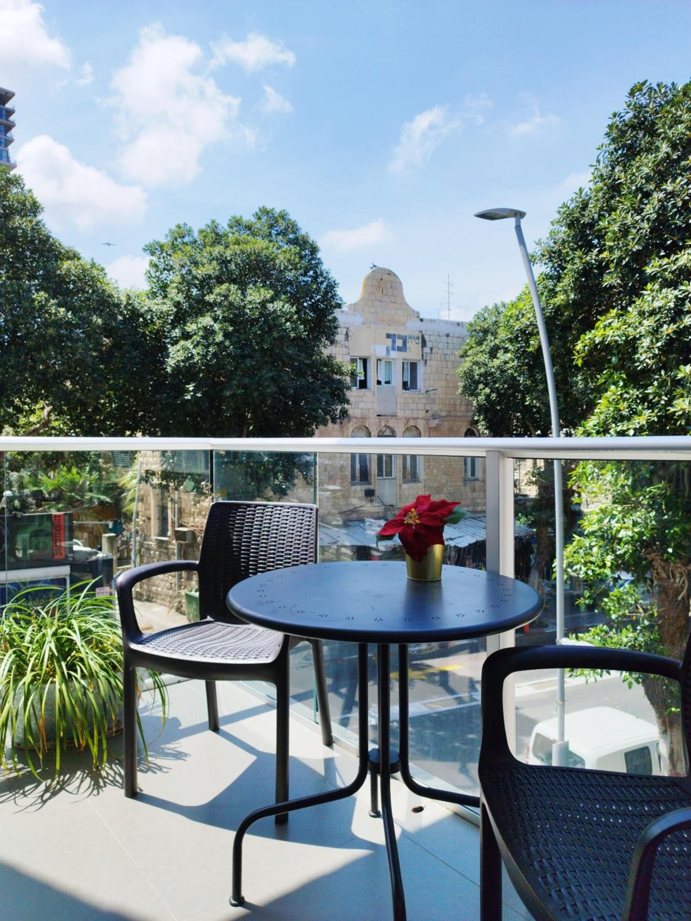Double Room with Balcony and street view - Photo 3